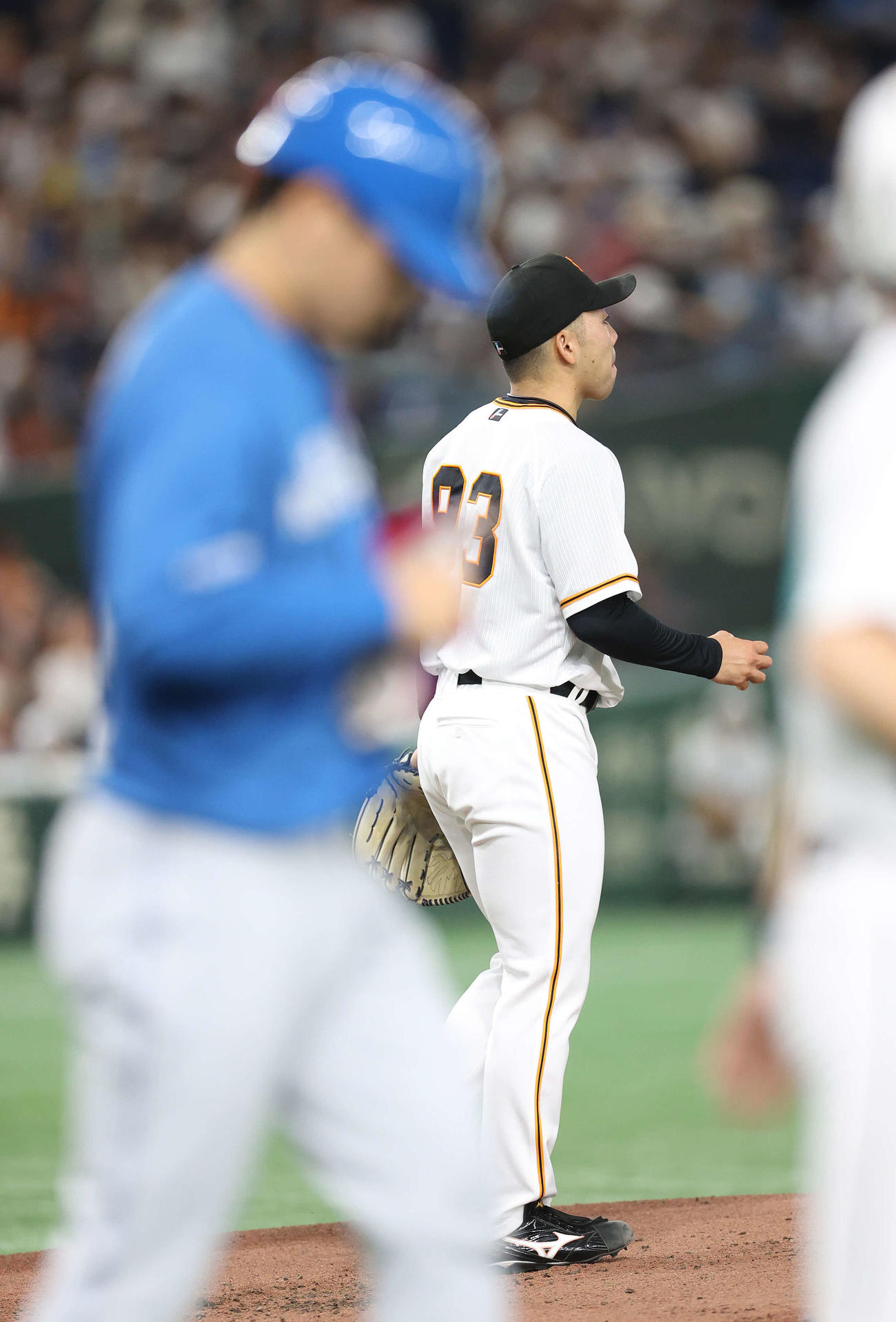 巨人対日本ハム　2回表日本ハム1死一塁、野村佑希（手前）に四球を与える松井（撮影・河野匠）