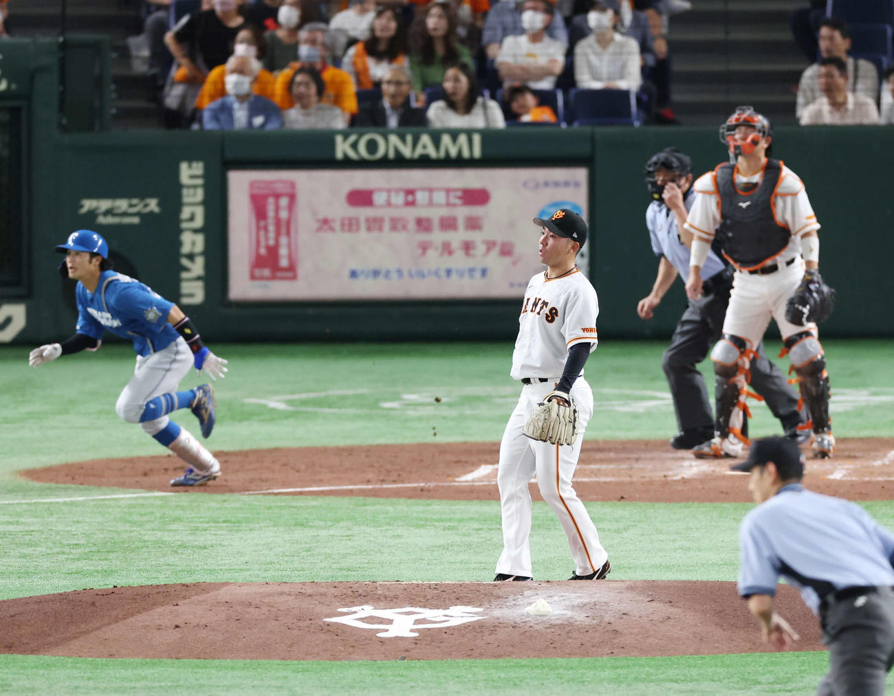 巨人対日本ハム　2回表日本ハム2死一、三塁、細川（左）に勝ち越し右適時二塁打を浴びる松井（撮影・宮地輝）