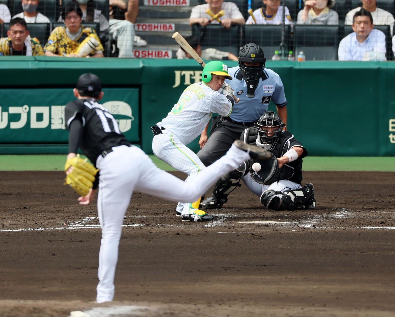 阪神対ロッテ　3回裏阪神2死、近本は四球を選ぶ。投手は佐々木朗（撮影・加藤哉）
