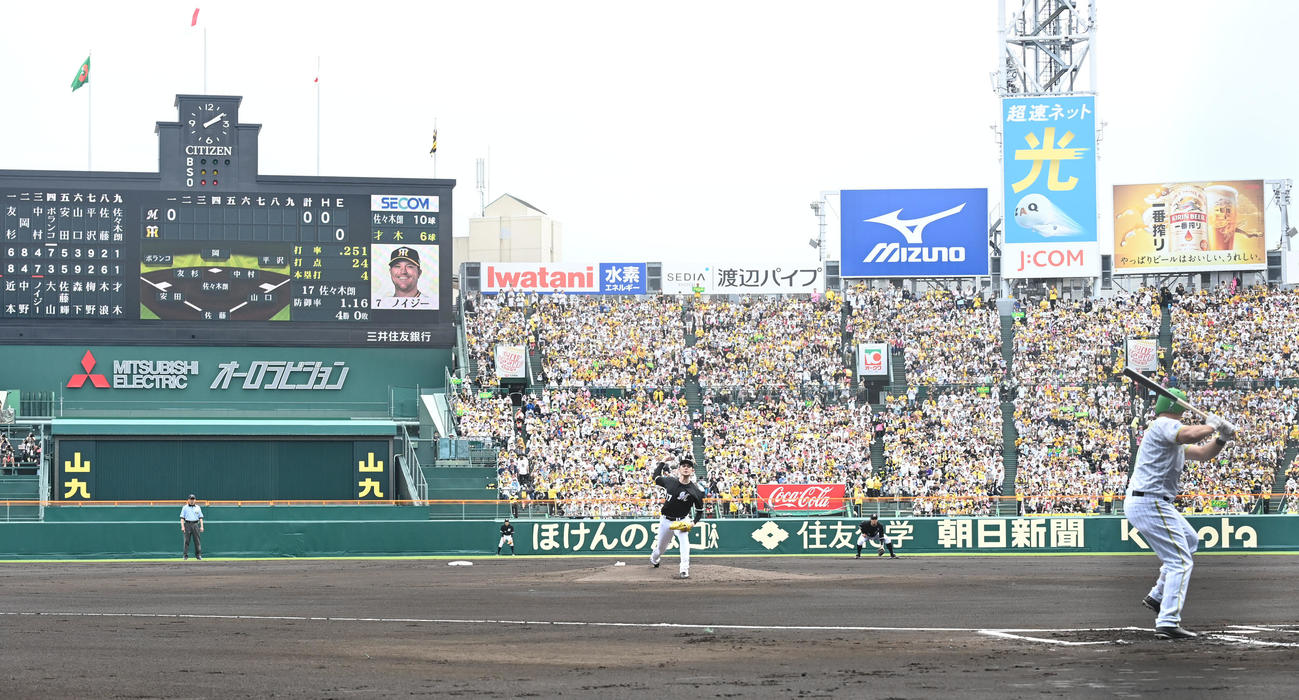 阪神対ロッテ　満員の甲子園で投球するロッテ佐々木朗（撮影・和賀正仁）