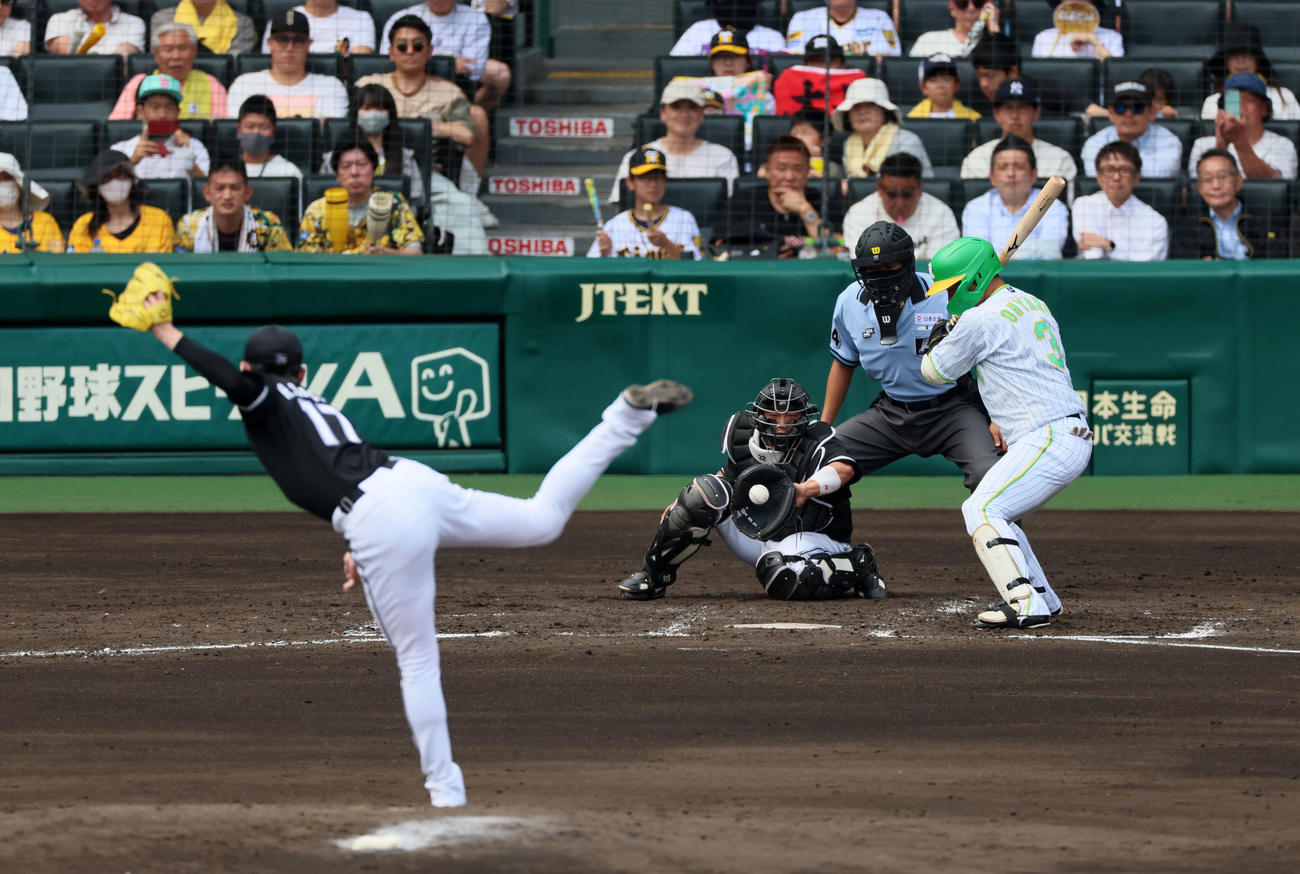 阪神対ロッテ　4回裏阪神1死、大山は四球を選ぶ。投手は佐々木朗（撮影・加藤哉）