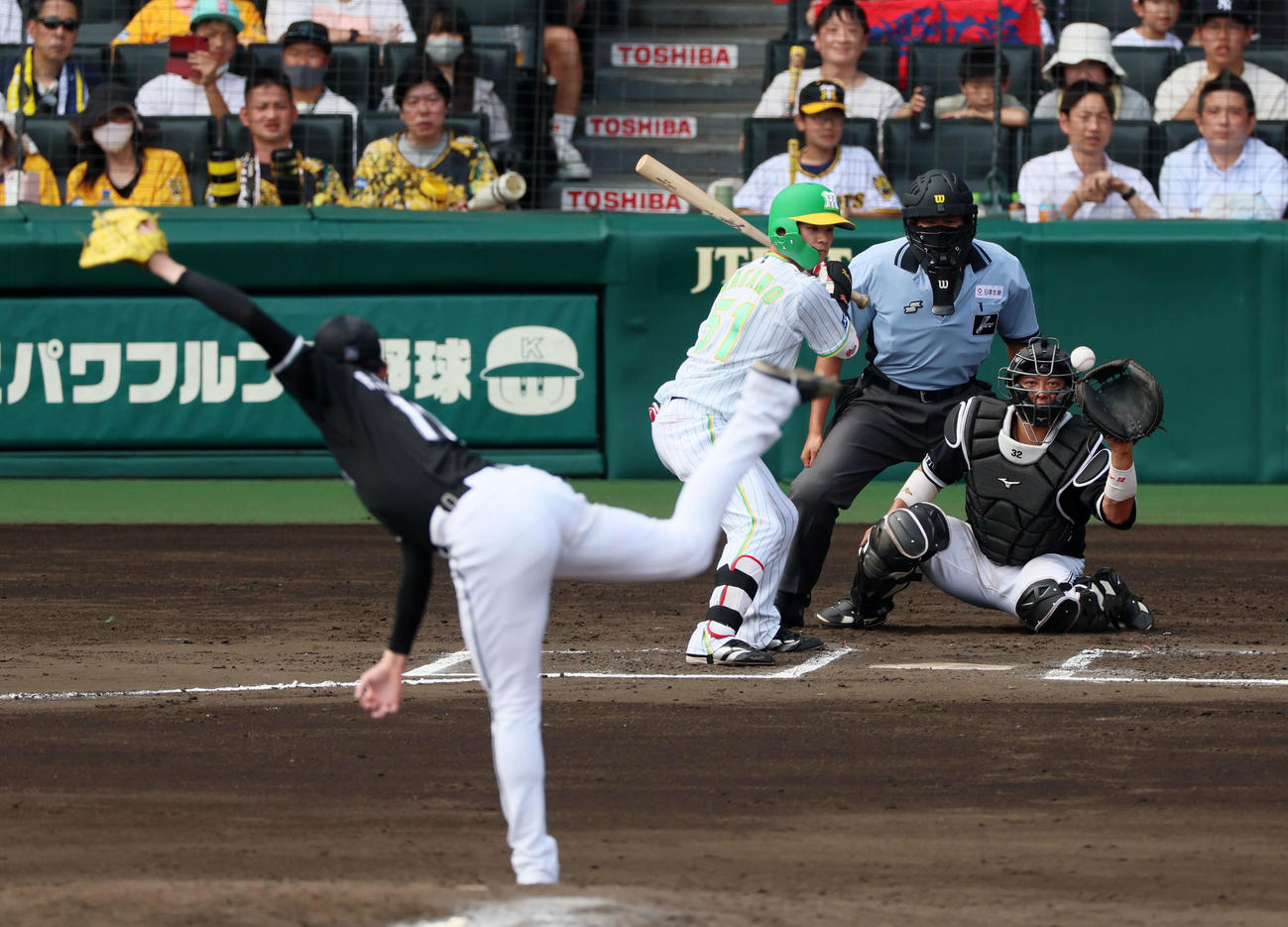 阪神対ロッテ　6回裏阪神無死、中野は四球を選ぶ。投手は佐々木朗（撮影・加藤哉）