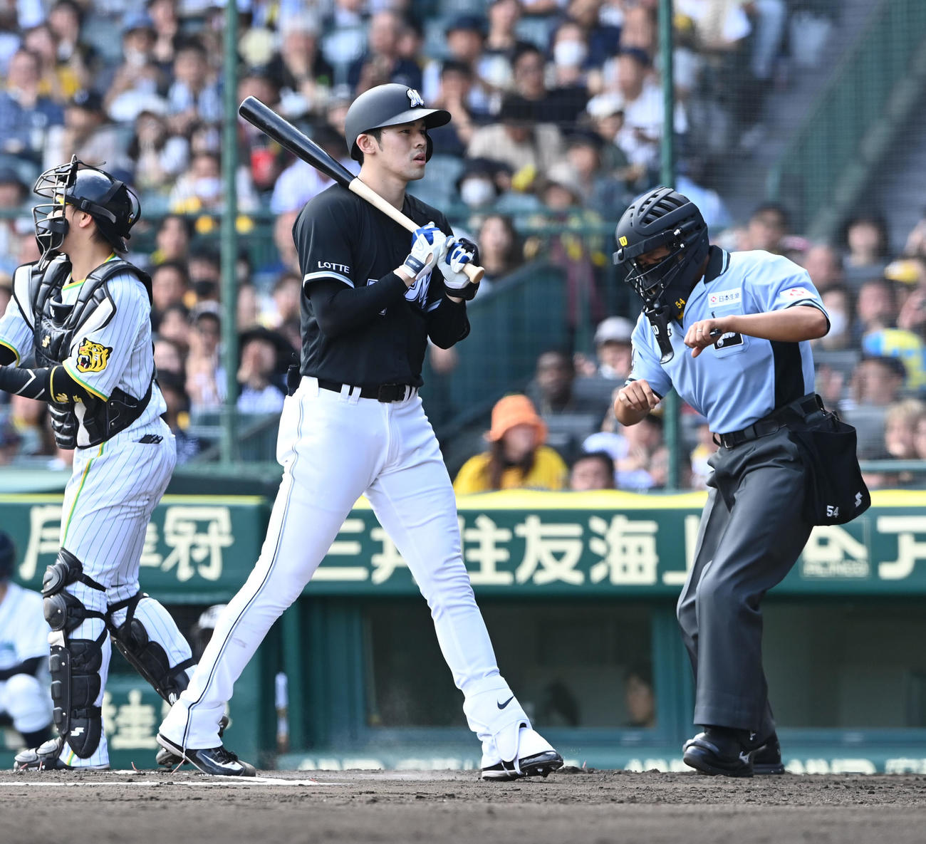 阪神対ロッテ　6回表ロッテ1死、見逃し三振に倒れる佐々木朗（撮影・和賀正仁）
