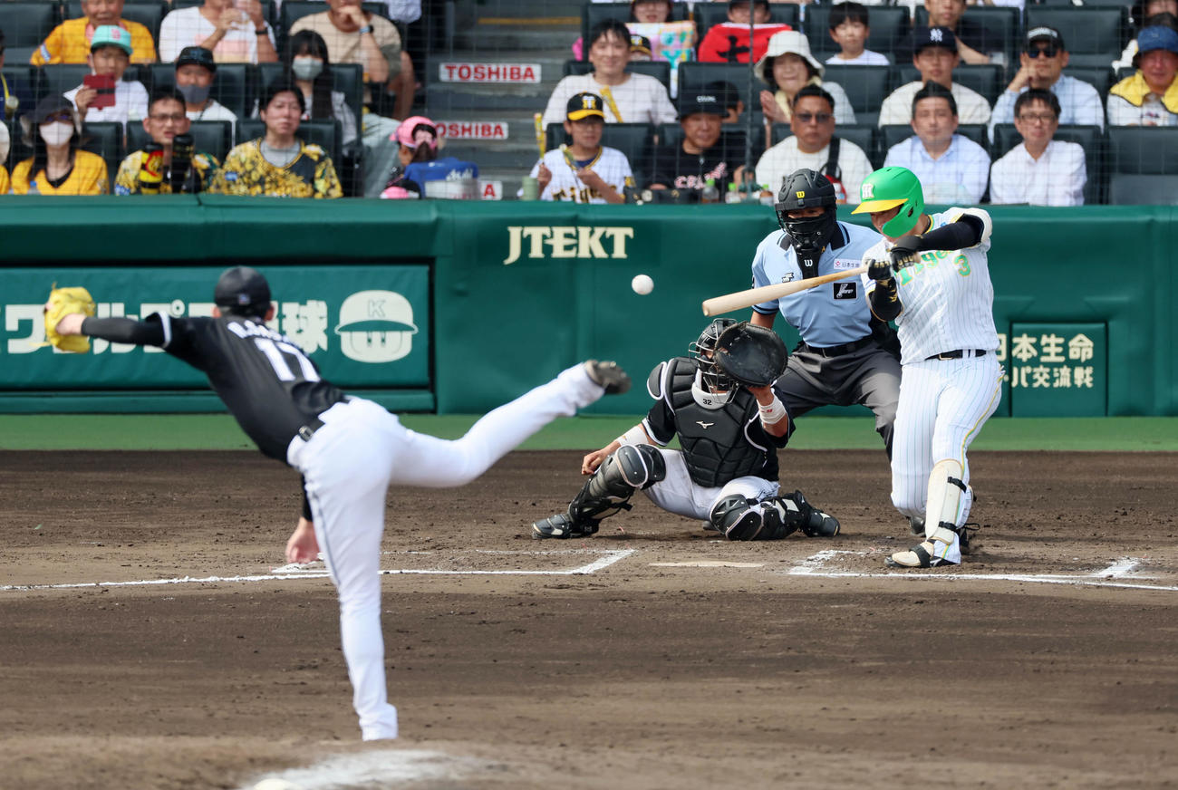 阪神対ロッテ　6回裏阪神1死三塁、大山は右前適時打を放つ。投手は佐々木朗（撮影・加藤哉）