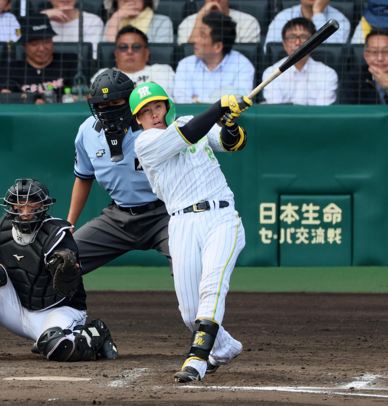 阪神対ロッテ　7回裏阪神無死、梅野は左越えソロ本塁打を放つ（撮影・加藤哉）