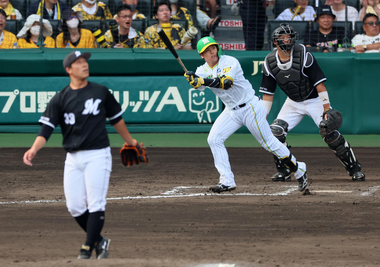 阪神対ロッテ　7回裏阪神無死、梅野は左越えソロ本塁打を放つ。投手は八木（撮影・加藤哉）
