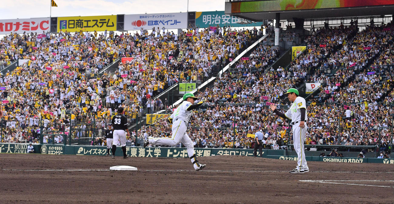 阪神対ロッテ　7回裏阪神無死、左越え本塁打を放った梅野は悠然と三塁を回る（撮影・和賀正仁）