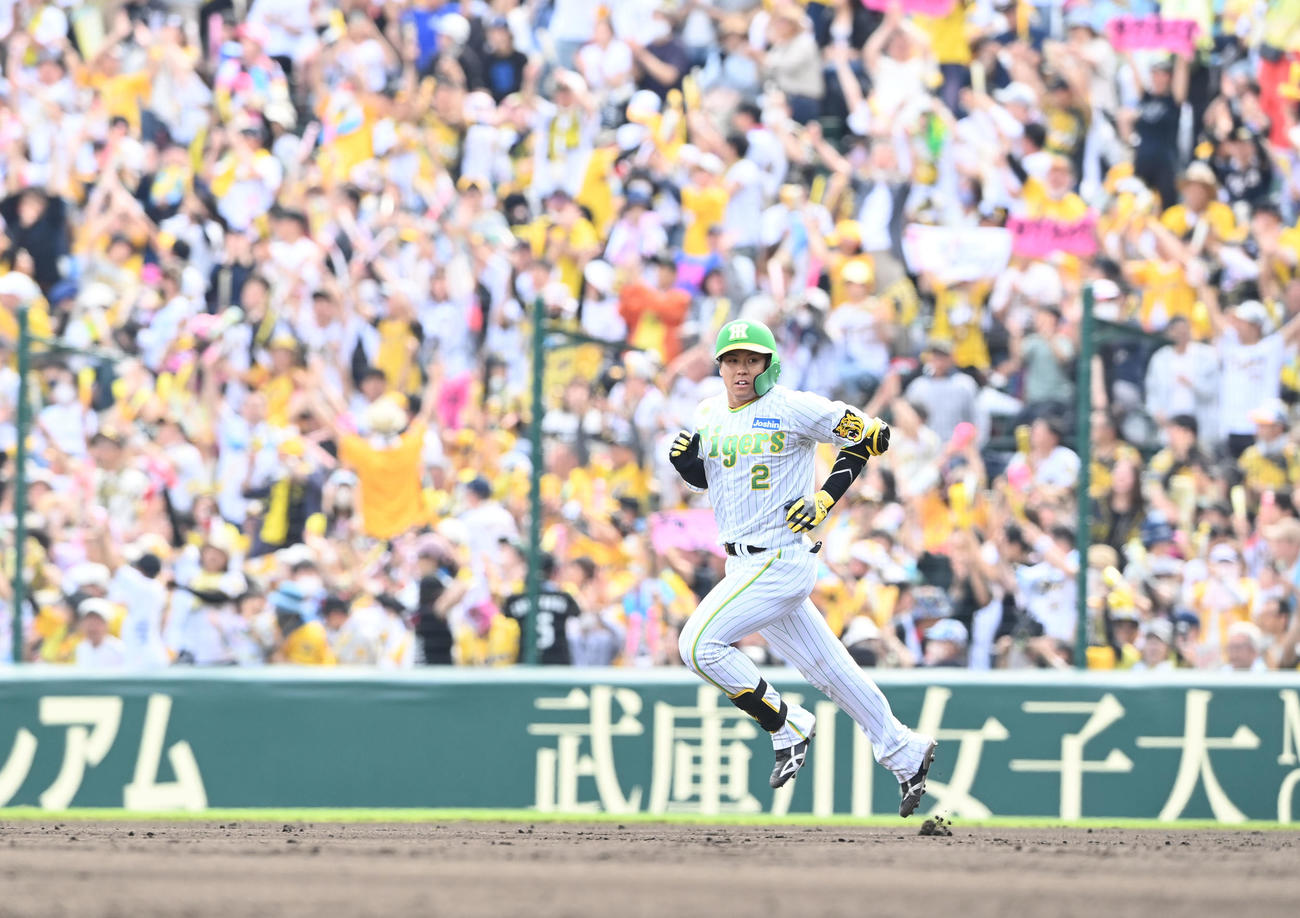 阪神対ロッテ　7回裏阪神無死、左越え本塁打を放った梅野は悠然と一塁を回る（撮影・和賀正仁）