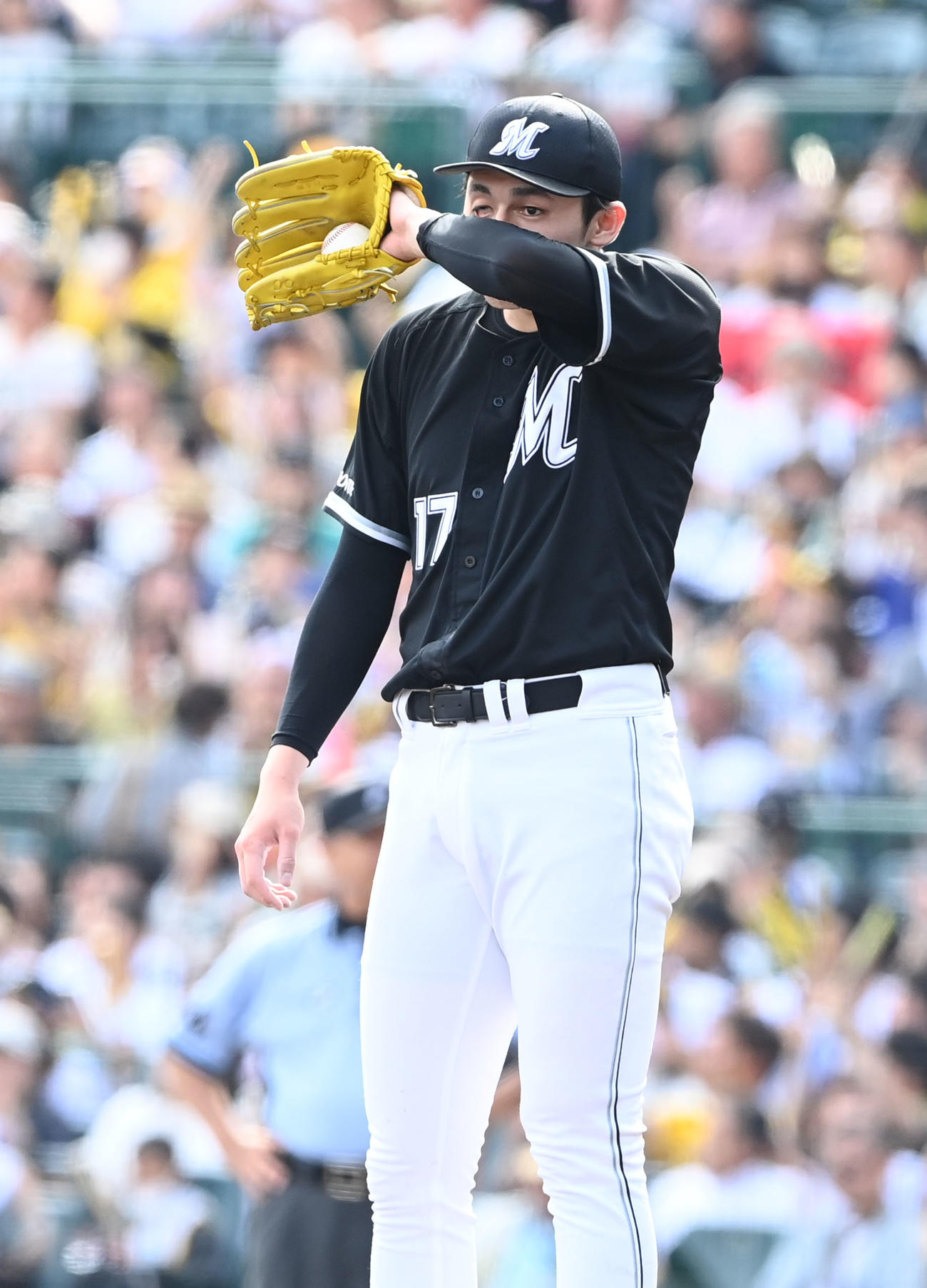 阪神対ロッテ　7回裏阪神1死三塁、大山に先制の右前適時打を浴びる佐々木朗（撮影・和賀正仁）