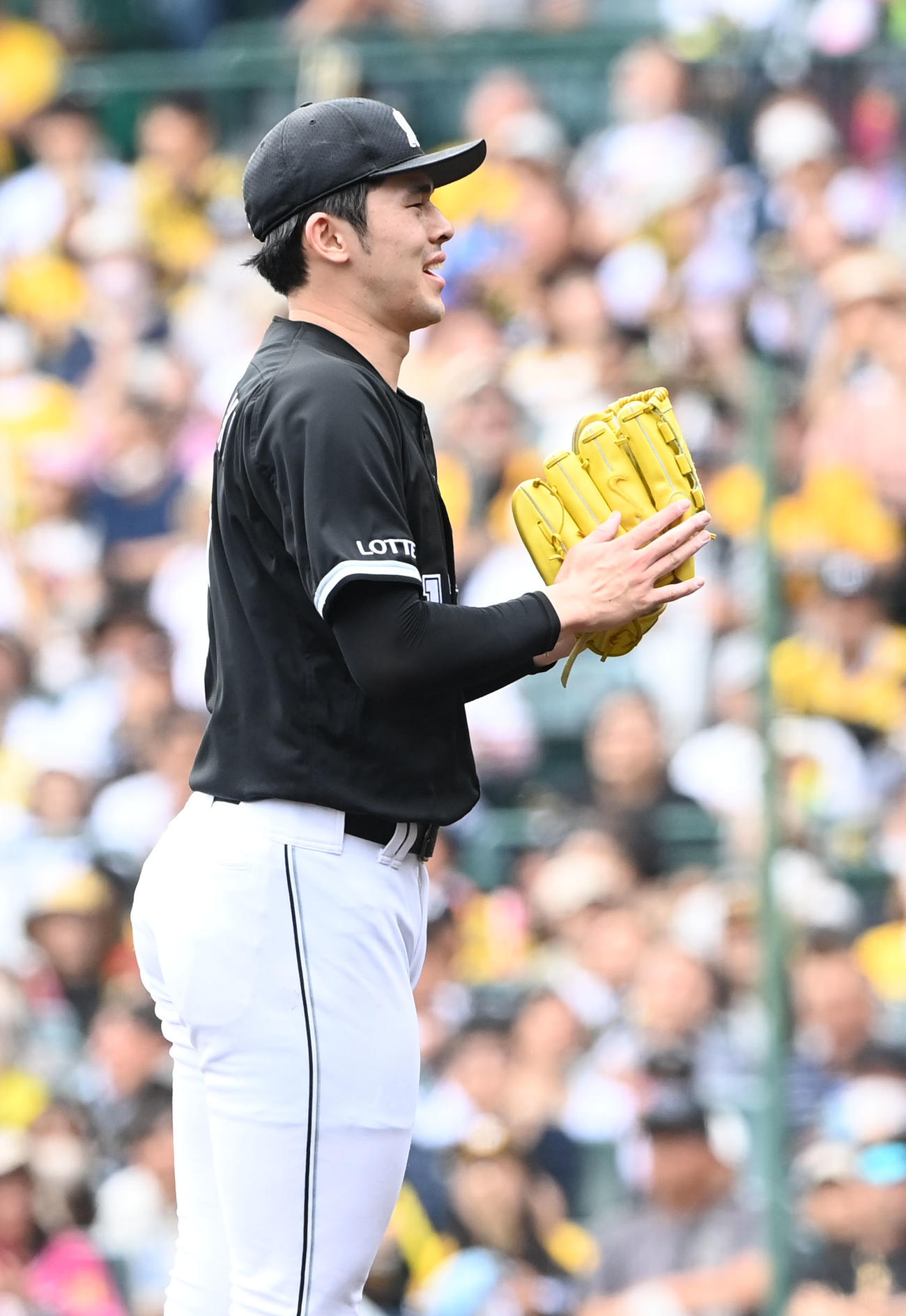 阪神対ロッテ　4回裏阪神2死一、二塁、梅野を見逃し三振に打ち取り、手をたたく佐々木朗（撮影・和賀正仁）