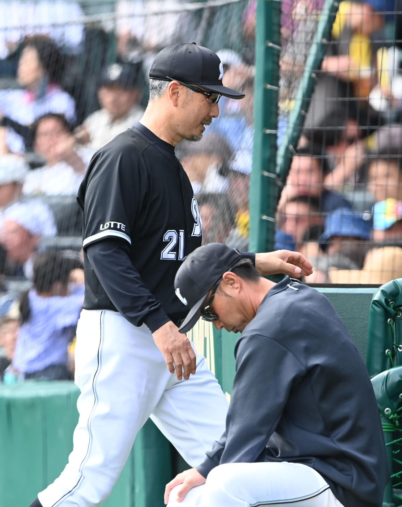 阪神対ロッテ　7回表を終え佐々木朗の降板を告げたロッテ吉井監督（撮影・和賀正仁）
