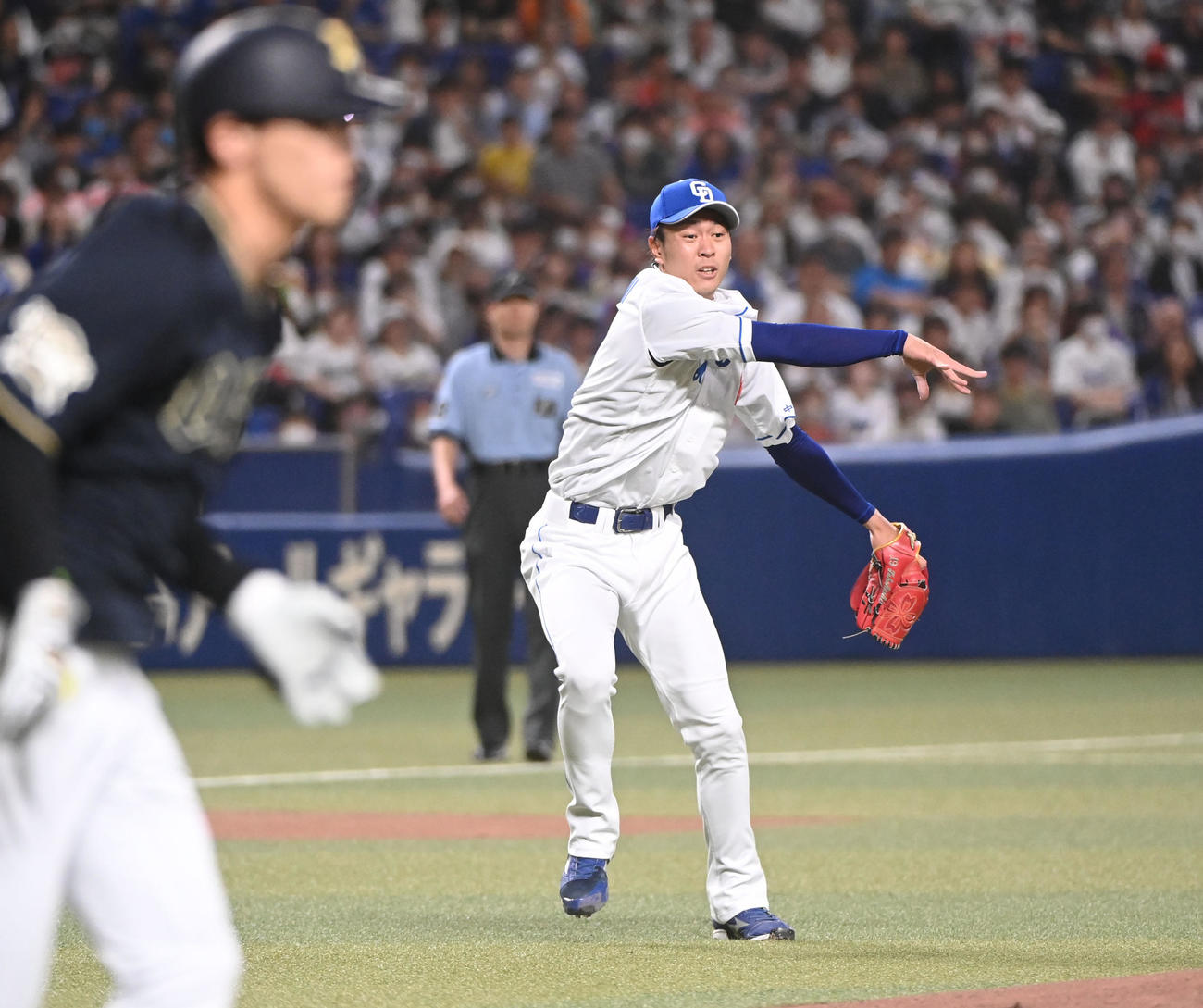 中日対オリックス　中日対オリックス　1回表オリックス2死、中川圭の打球を捕球し一塁へ送球する高橋宏（右）（撮影・森本幸一）