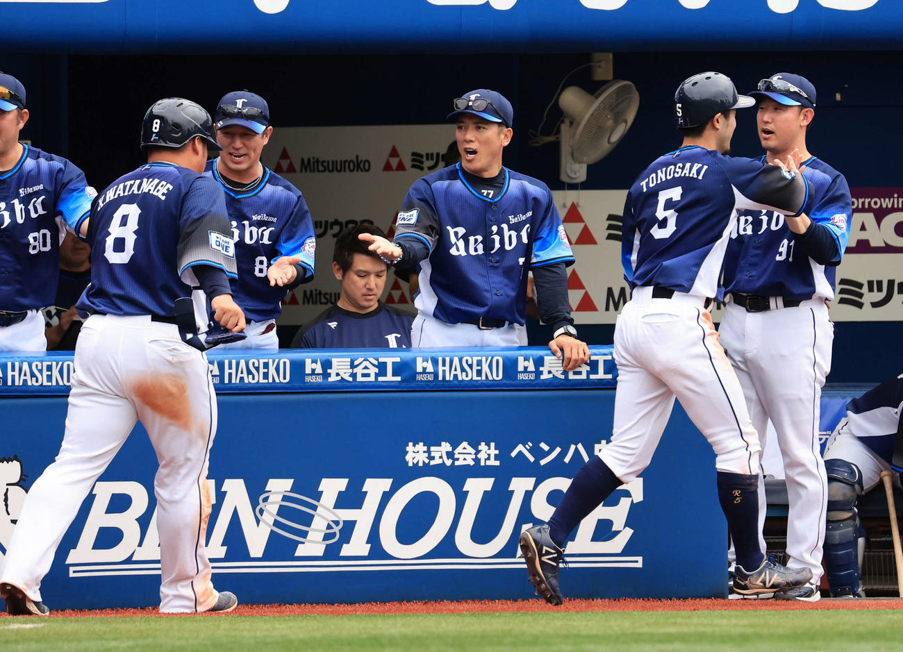 DeNA対西武　6回表西武1死満塁、川越の左2点先制適時打で生還した渡部（左）らを笑顔で迎える松井監督（中央）（撮影・浅見桂子）