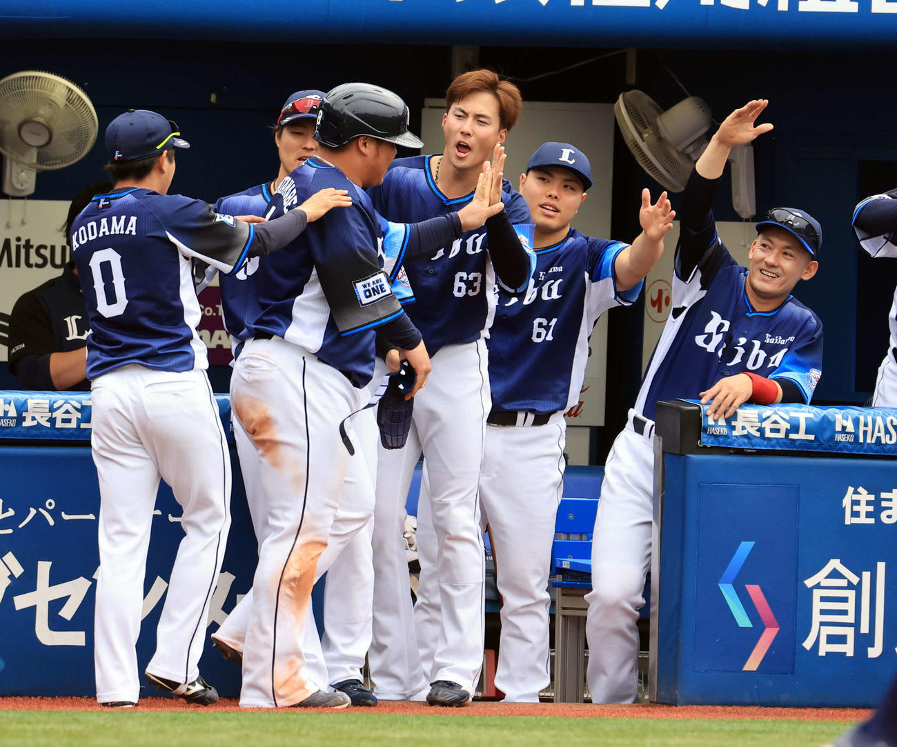 DeNA対西武　6回表西武1死満塁、川越の左2点先制適時打で生還した渡部（手前左）を笑顔で迎える平良（右から2人目）ら（撮影・浅見桂子）
