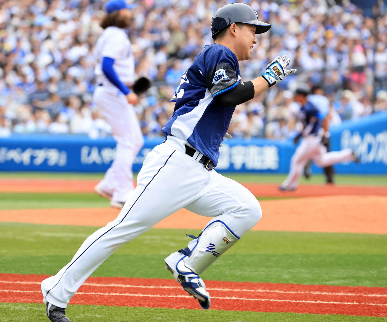DeNA対西武　6回表西武1死満塁、古賀は中越え2点適時二塁打を放ち激走する（撮影・浅見桂子）