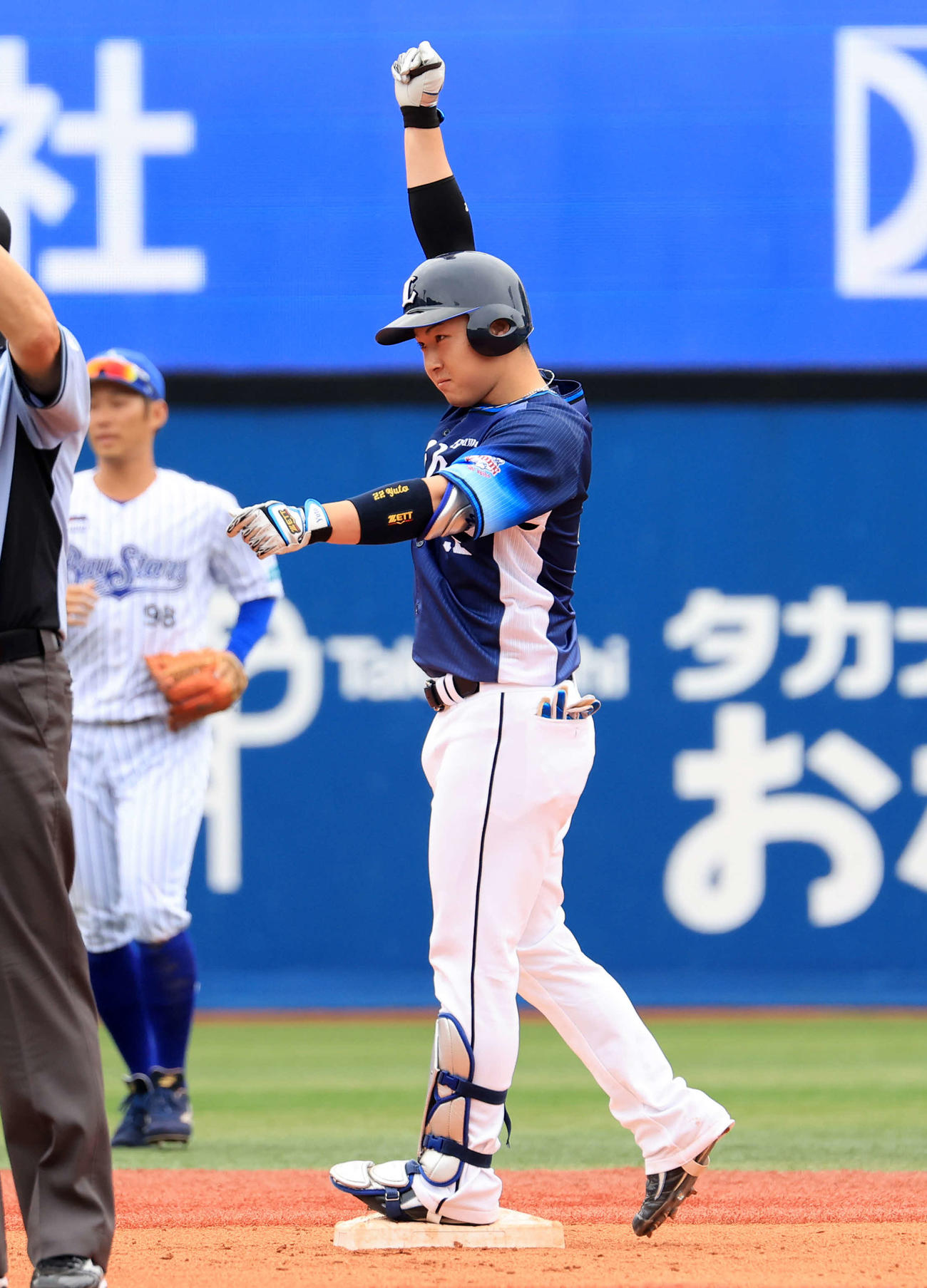 DeNA対西武　6回表西武1死満塁、古賀は中越え2点適時二塁打を放ちガッツポーズ（撮影・浅見桂子）