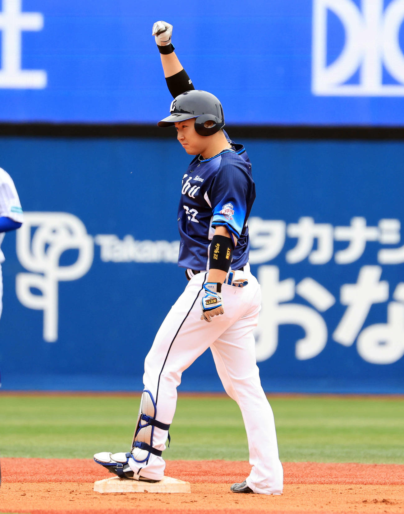 DeNA対西武　6回表西武1死満塁、古賀は中越え2点適時二塁打を放ちガッツポーズ（撮影・浅見桂子）