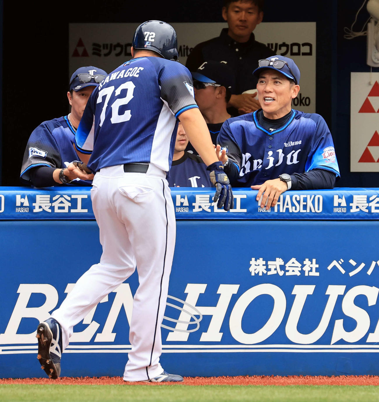 DeNA対西武　6回表西武1死満塁、古賀の中越え2点適時二塁打で生還した川越（手前）を笑顔で迎える松井監督（撮影・浅見桂子）