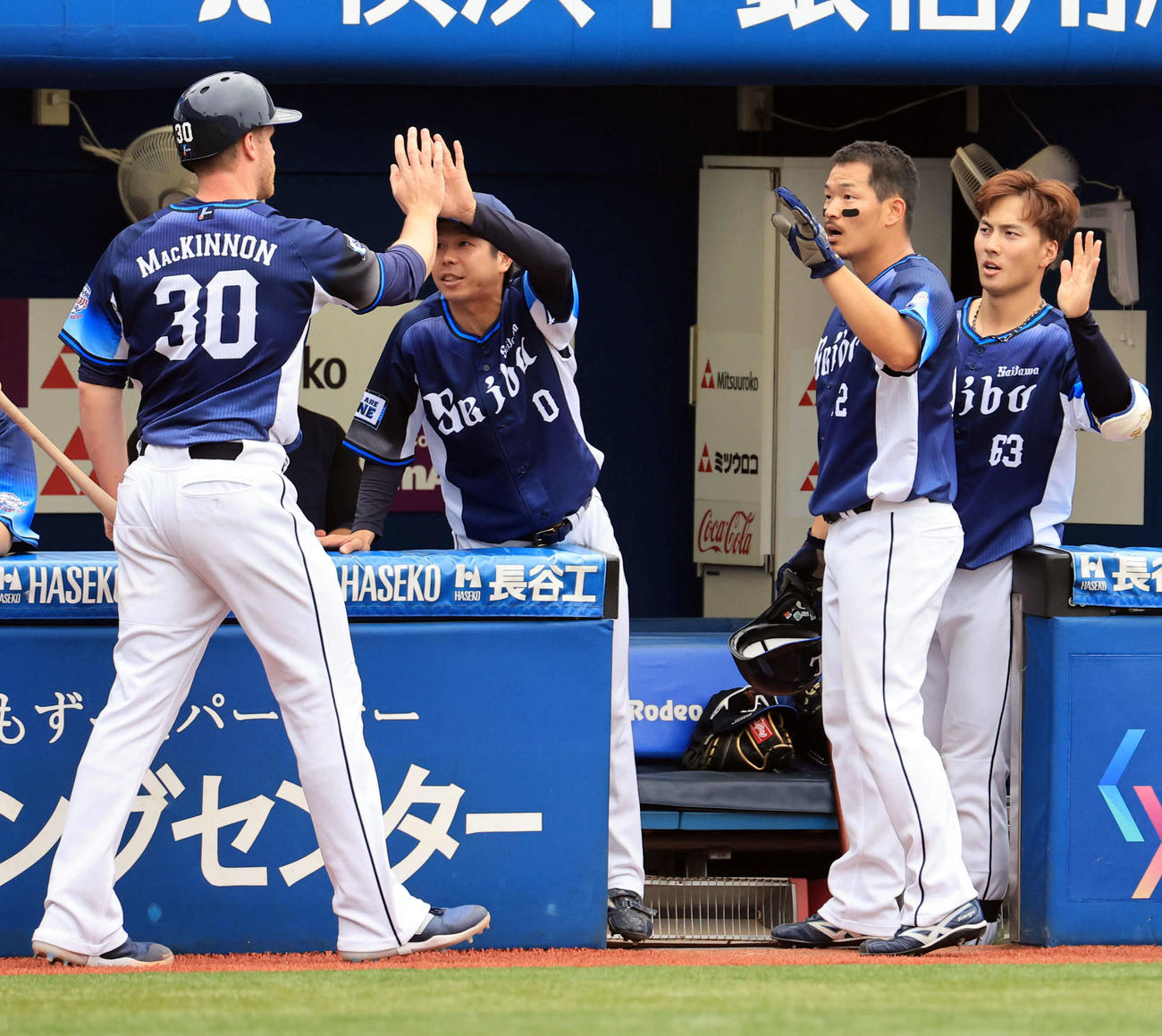 DeNA対西武　6回表西武1死満塁、古賀の中越え2点適時二塁打で生還した川越（右手前）はマキノン（左）をハイタッチで迎える（撮影・浅見桂子）