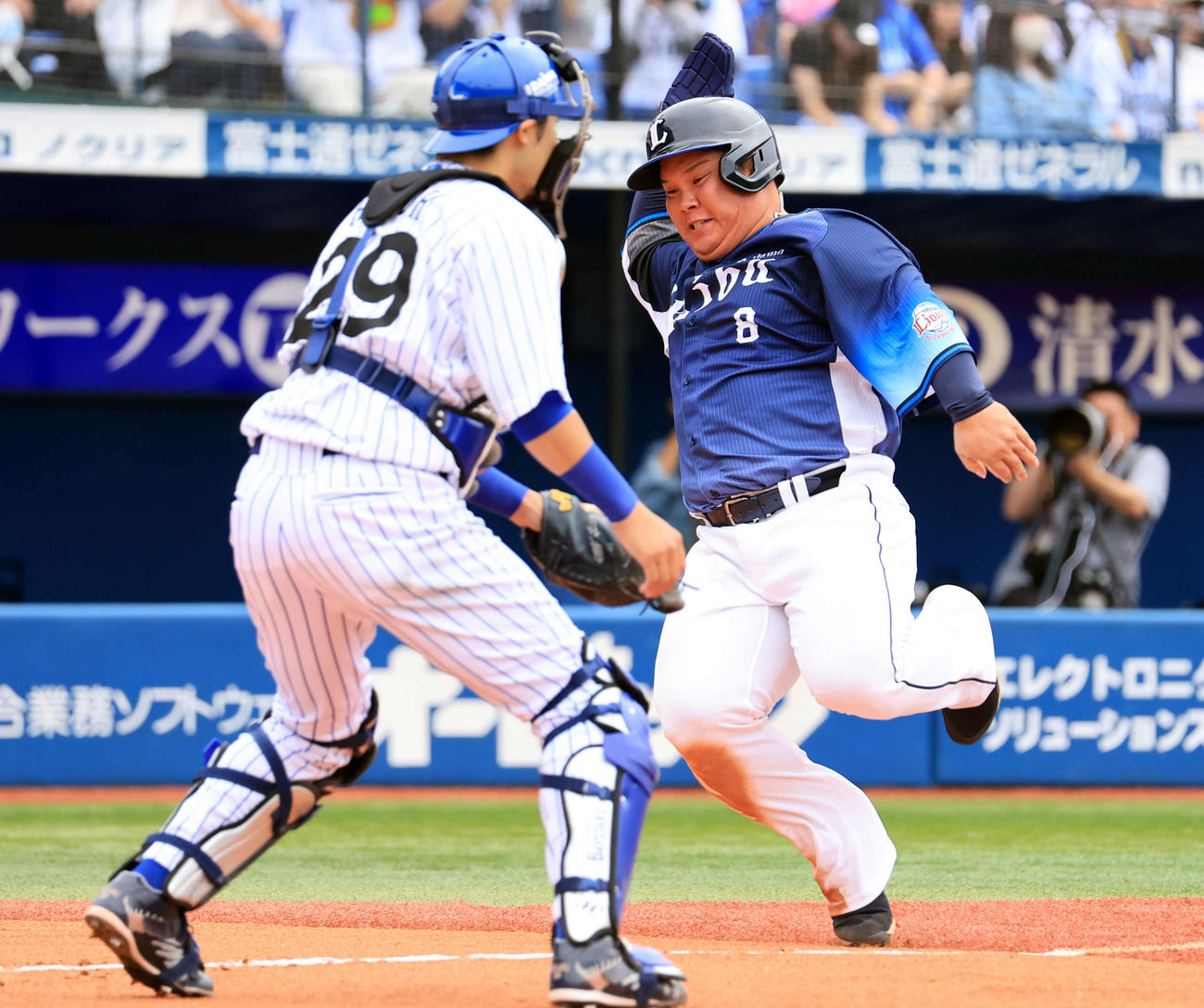 DeNA対西武　6回表西武1死満塁、川越の左先制適時打で、二塁走者渡部も生還する。捕手伊藤（撮影・浅見桂子）