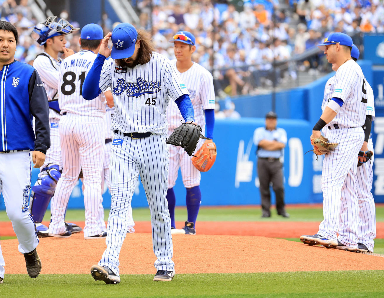 DeNA対西武　6回表西武1死満塁、古賀に中越え2点適時二塁打を許し、降板となってがっくり引き揚げるガゼルマン（撮影・浅見桂子）