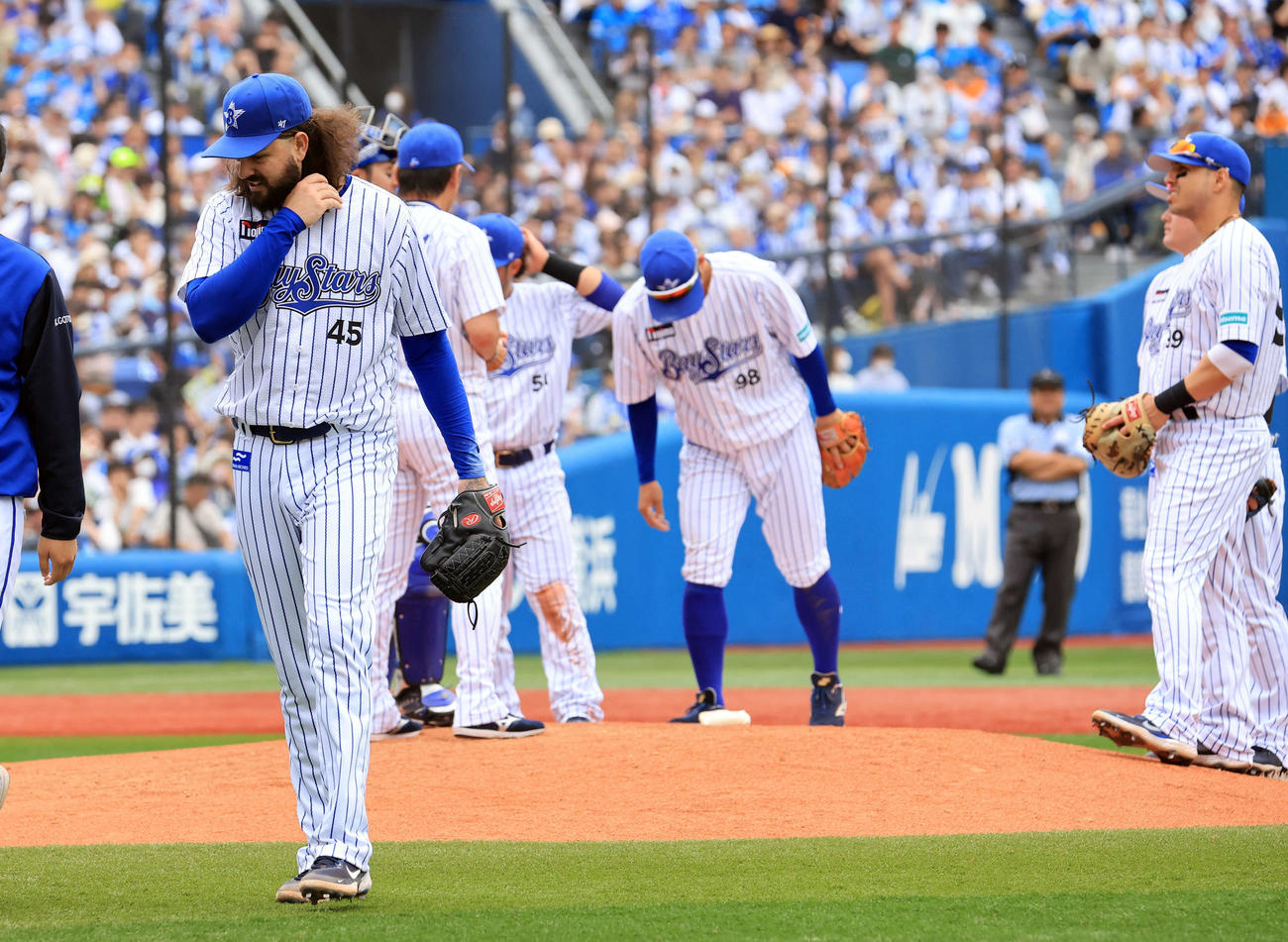 DeNA対西武　6回表西武1死満塁、古賀に中越え2点適時二塁打を許し、降板となってがっくり引き揚げるガゼルマン（撮影・浅見桂子）