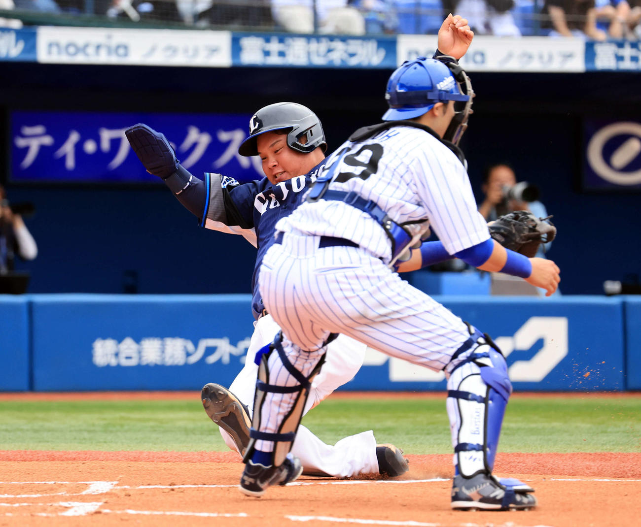 DeNA対西武　6回表西武1死満塁、川越の左先制適時打で、二塁走者渡部も生還する。捕手伊藤（撮影・浅見桂子）