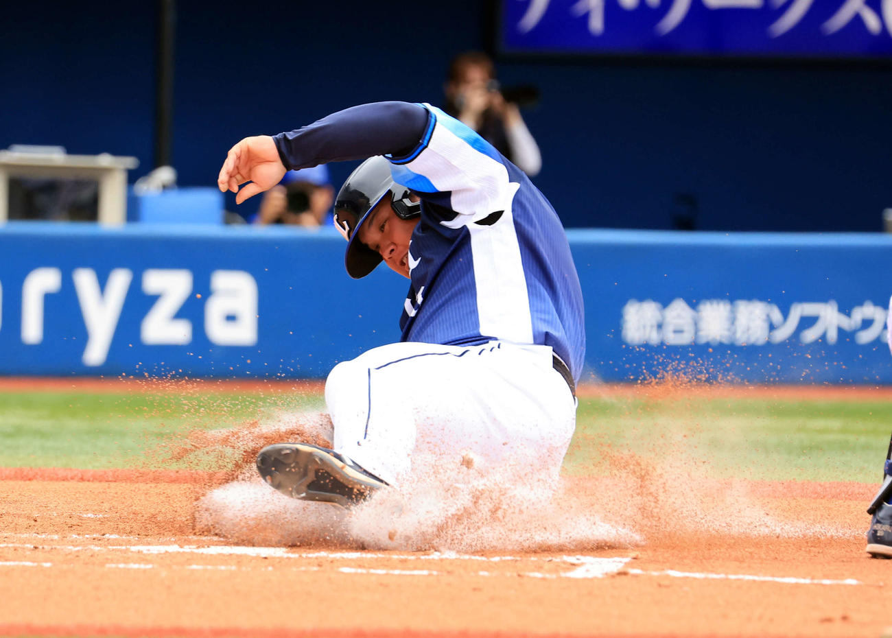 DeNA対西武　6回表西武1死満塁、川越の左先制適時打で、二塁走者渡部も生還する（撮影・浅見桂子）