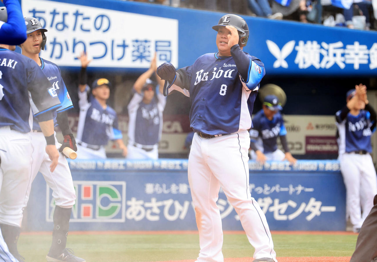 DeNA対西武　6回表西武1死満塁、川越の左先制適時打で、二塁走者渡部も生還し、喜ぶベンチを背にほっとした表情（撮影・浅見桂子）