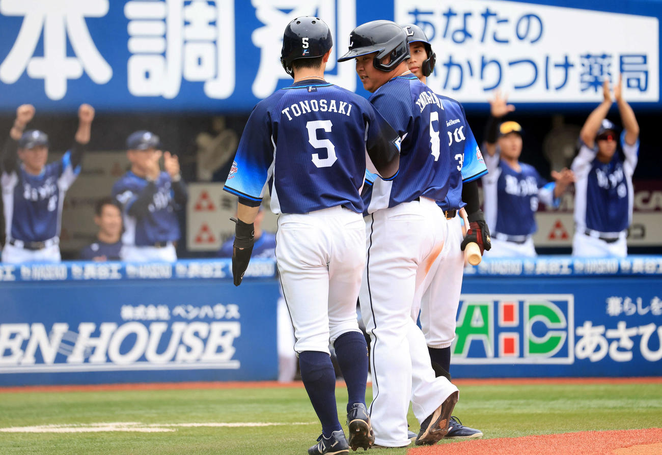 DeNA対西武　6回表西武1死満塁、川越の左先制適時打で、二塁走者渡部（中央）も生還し、喜ぶベンチを背にほっとした表情（撮影・浅見桂子）