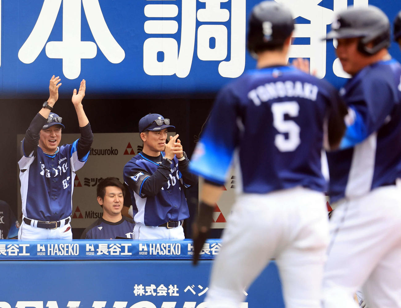 DeNA対西武　6回表西武1死満塁、川越が左2点先制適時打を放ち、拍手する松井監督（中央）（撮影・浅見桂子）