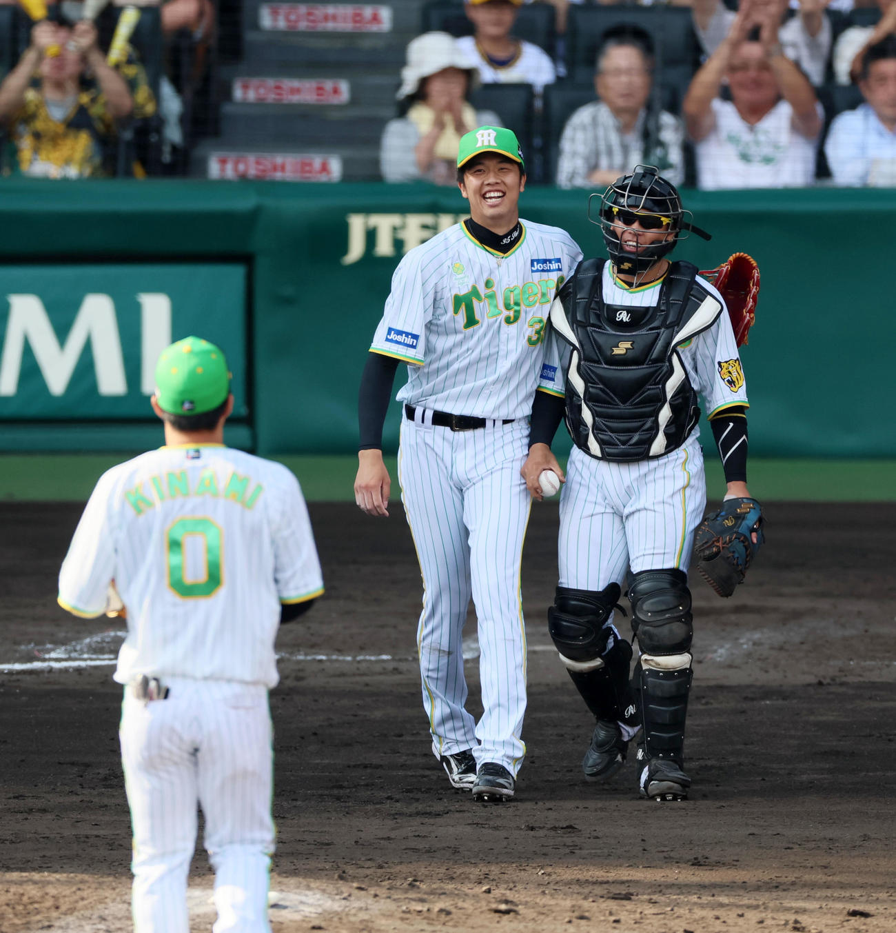 阪神対ロッテ　9回表ロッテ2死二、三塁、才木は中村奨を三振に仕留め梅野（右）と肩を組んで笑顔を見せる（撮影・加藤哉）