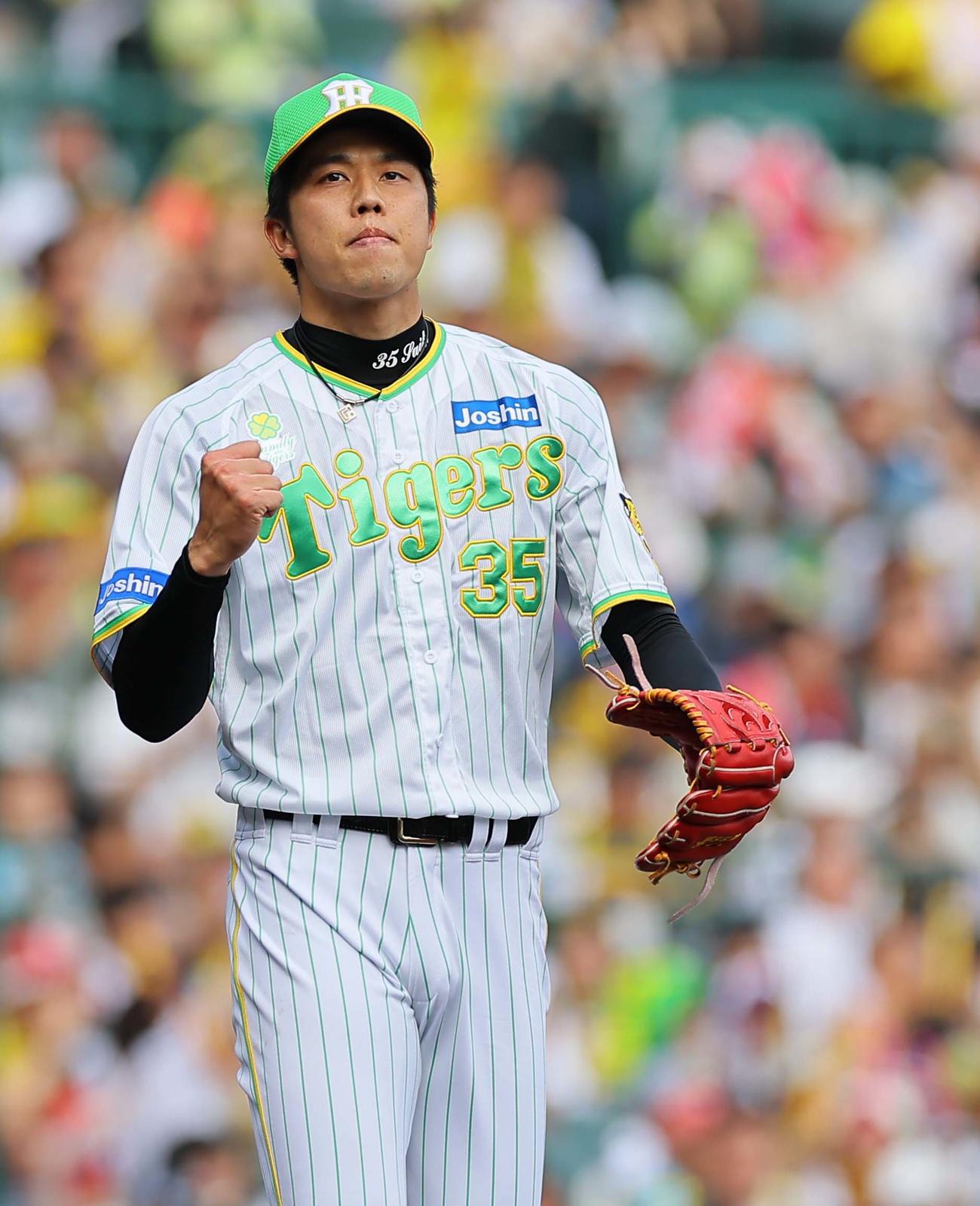 阪神対ロッテ　7回表ロッテ無死一塁、中村奨を遊撃併殺打に打ち取りガッツポーズをする才木（撮影・上田博志）