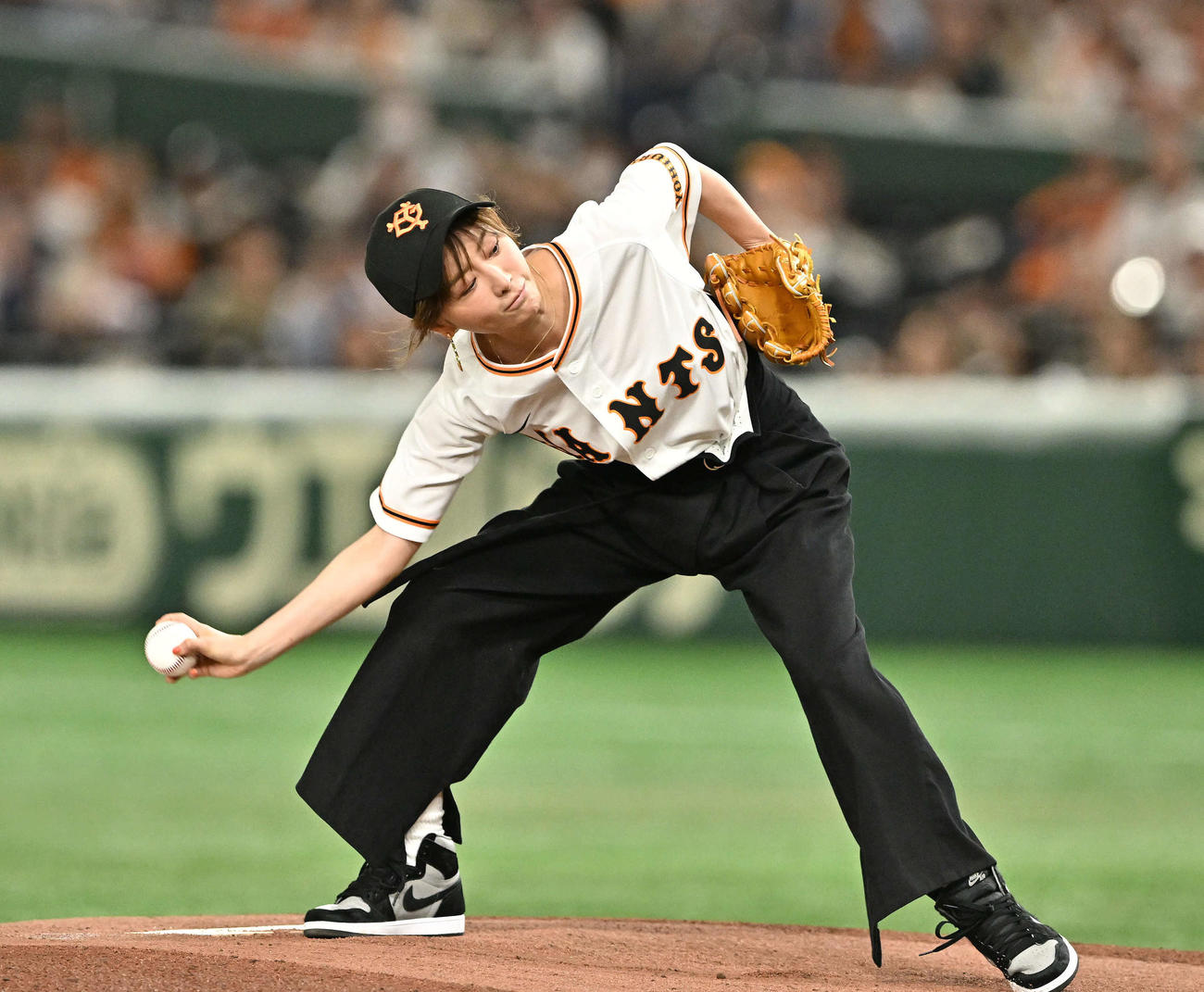 巨人対日本ハム　セレモニアルピッチで投球する松本まりか（撮影・滝沢徹郎）