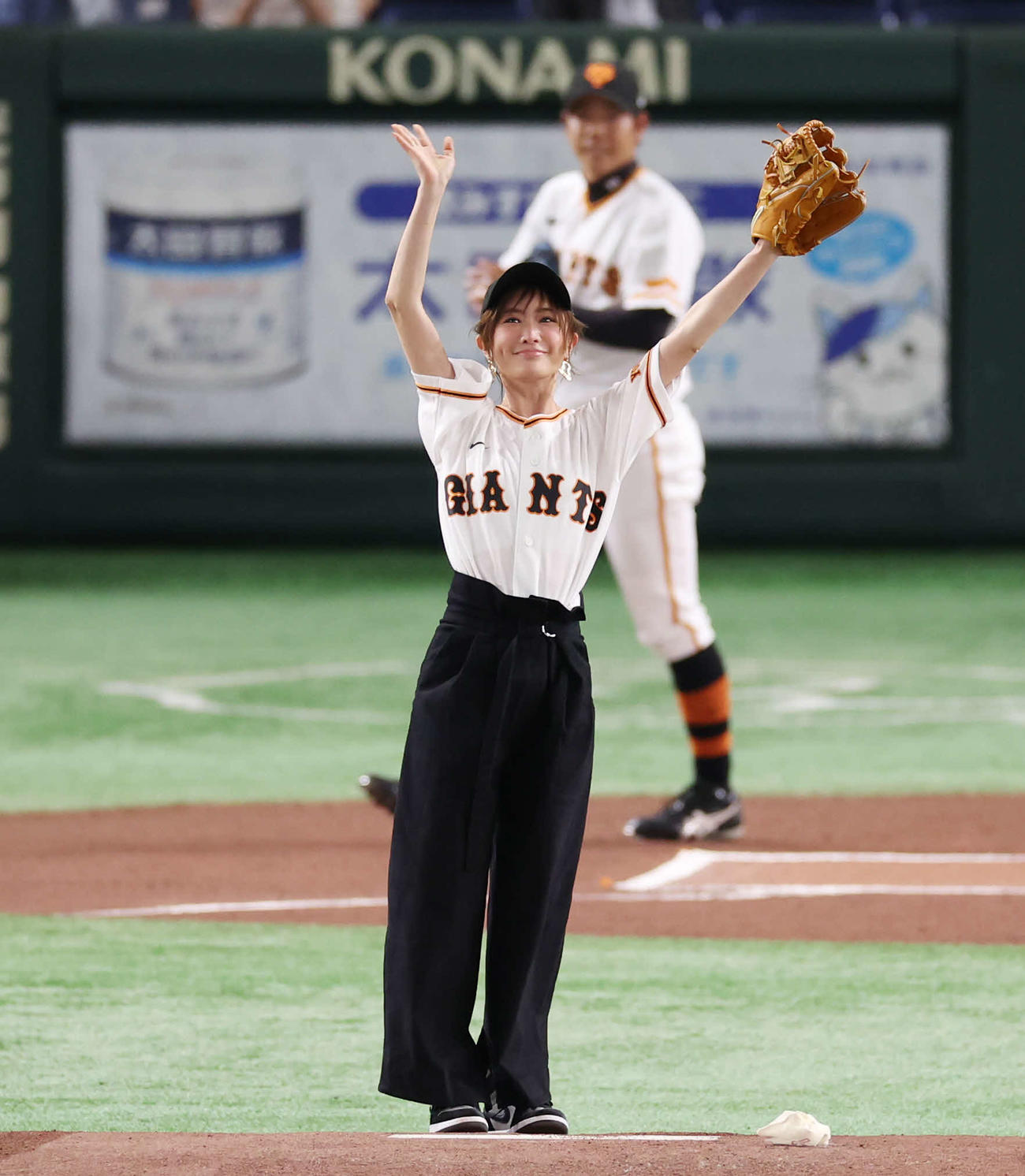 巨人対日本ハム　試合前、セレモニアルピッチを務め、笑顔で手を振る松本まりか（撮影・宮地輝）