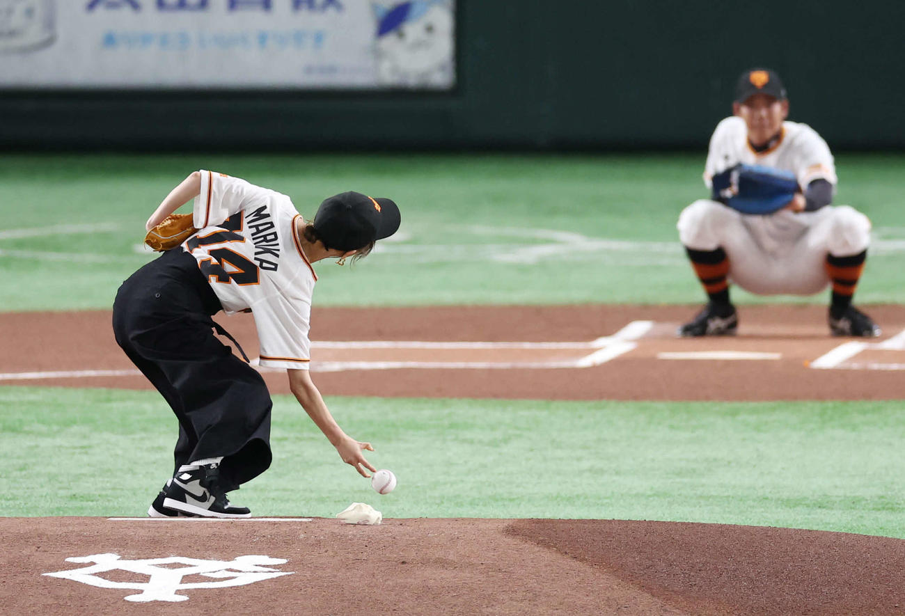 巨人対日本ハム　試合前、セレモニアルピッチを務める松本まりか（撮影・宮地輝）