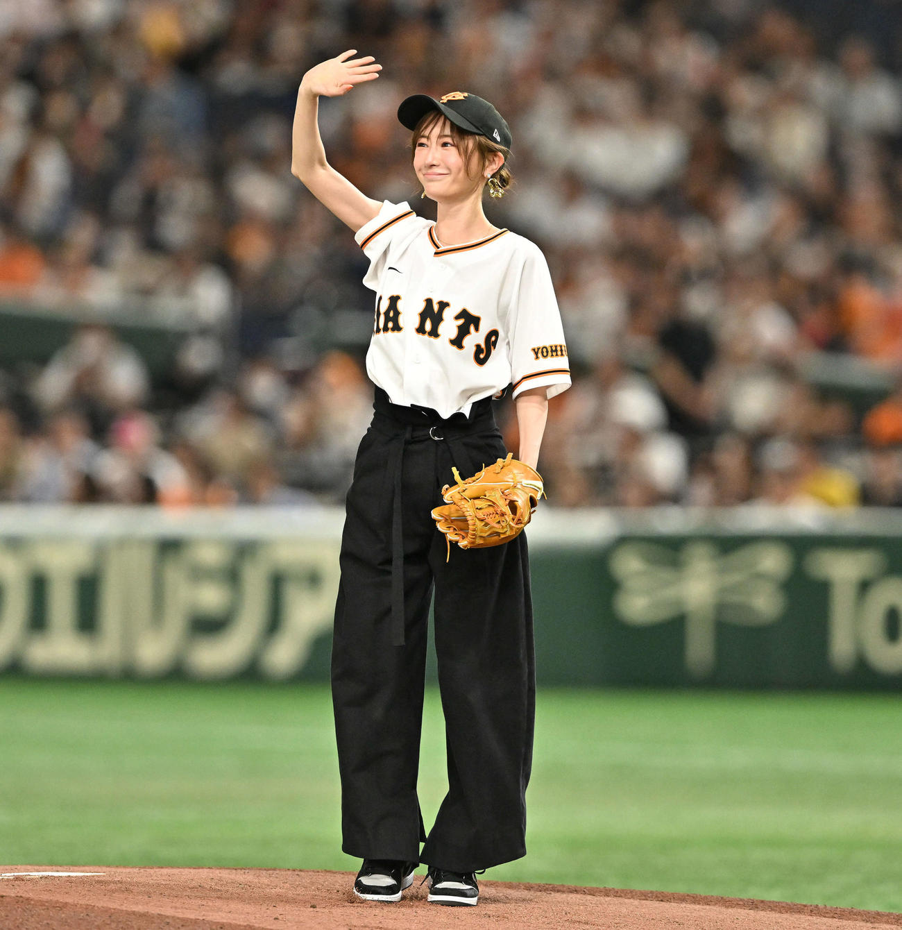 巨人対日本ハム　セレモニアルピッチの投球を終え手を振る松本まりか（撮影・滝沢徹郎）