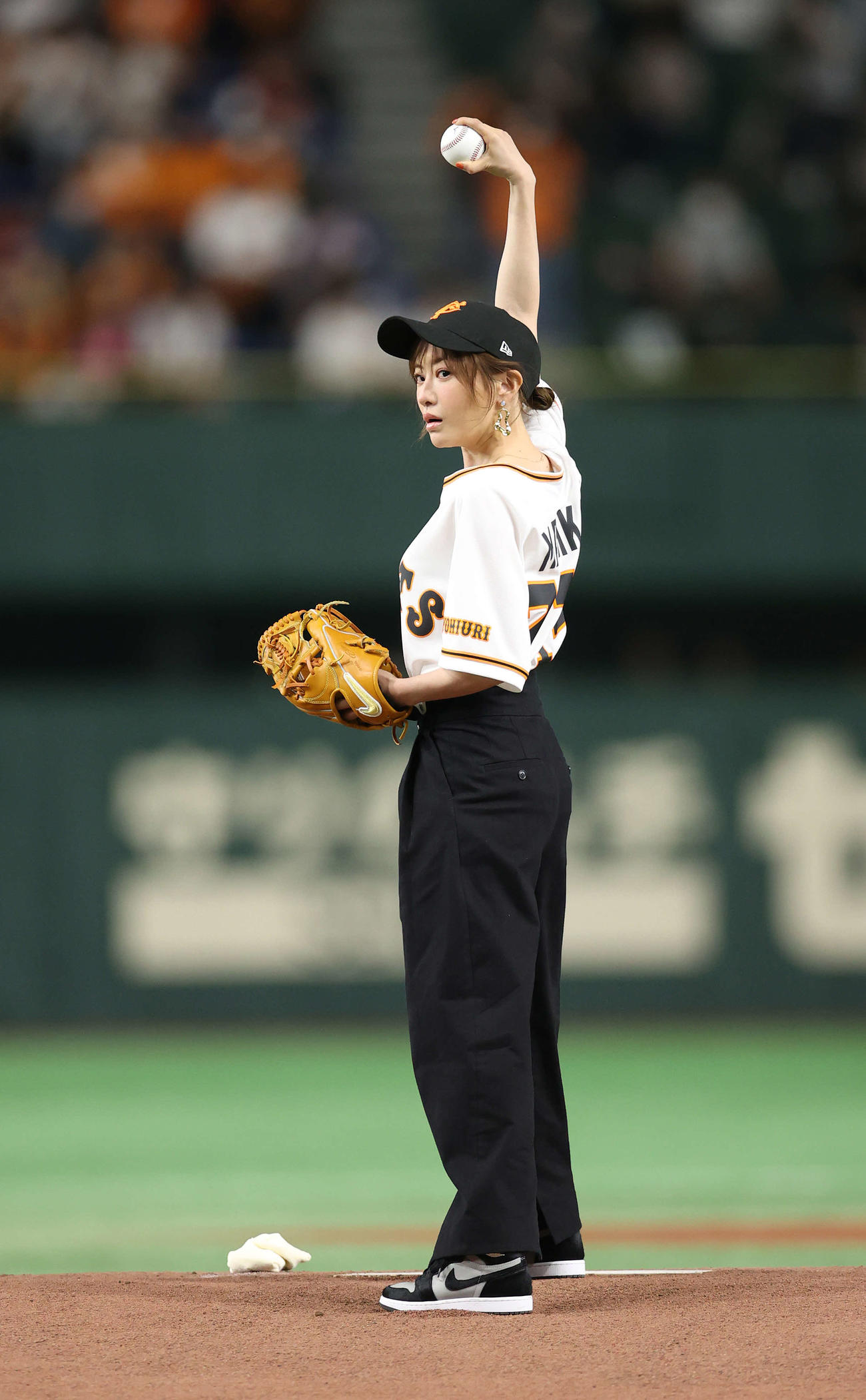 巨人対日本ハム　試合前、セレモニアルピッチをアンダースローで行う松本まりか（撮影・河野匠）