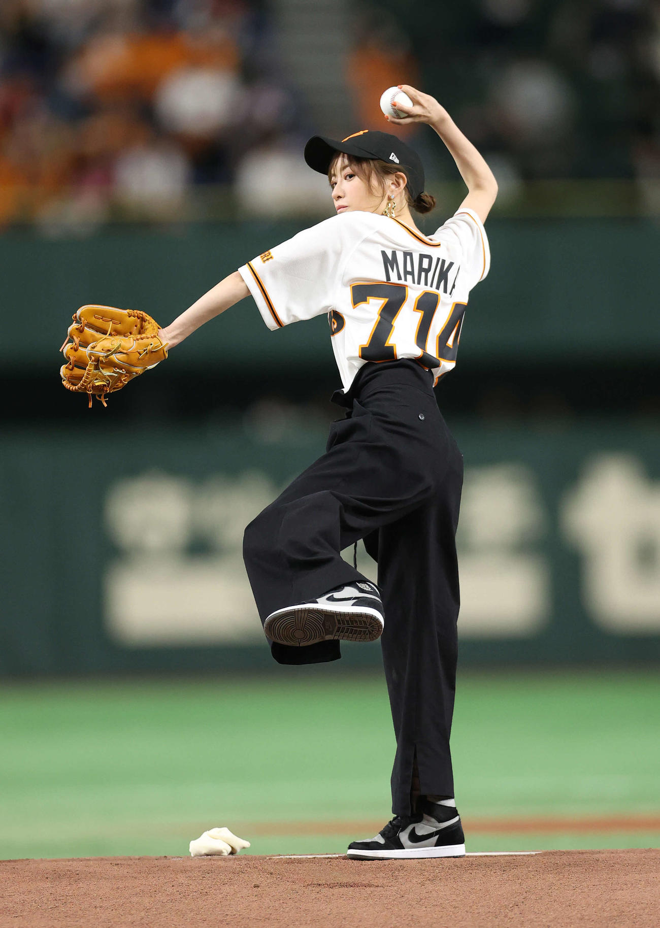 巨人対日本ハム　試合前、セレモニアルピッチをアンダースローで行う松本まりか（撮影・河野匠）
