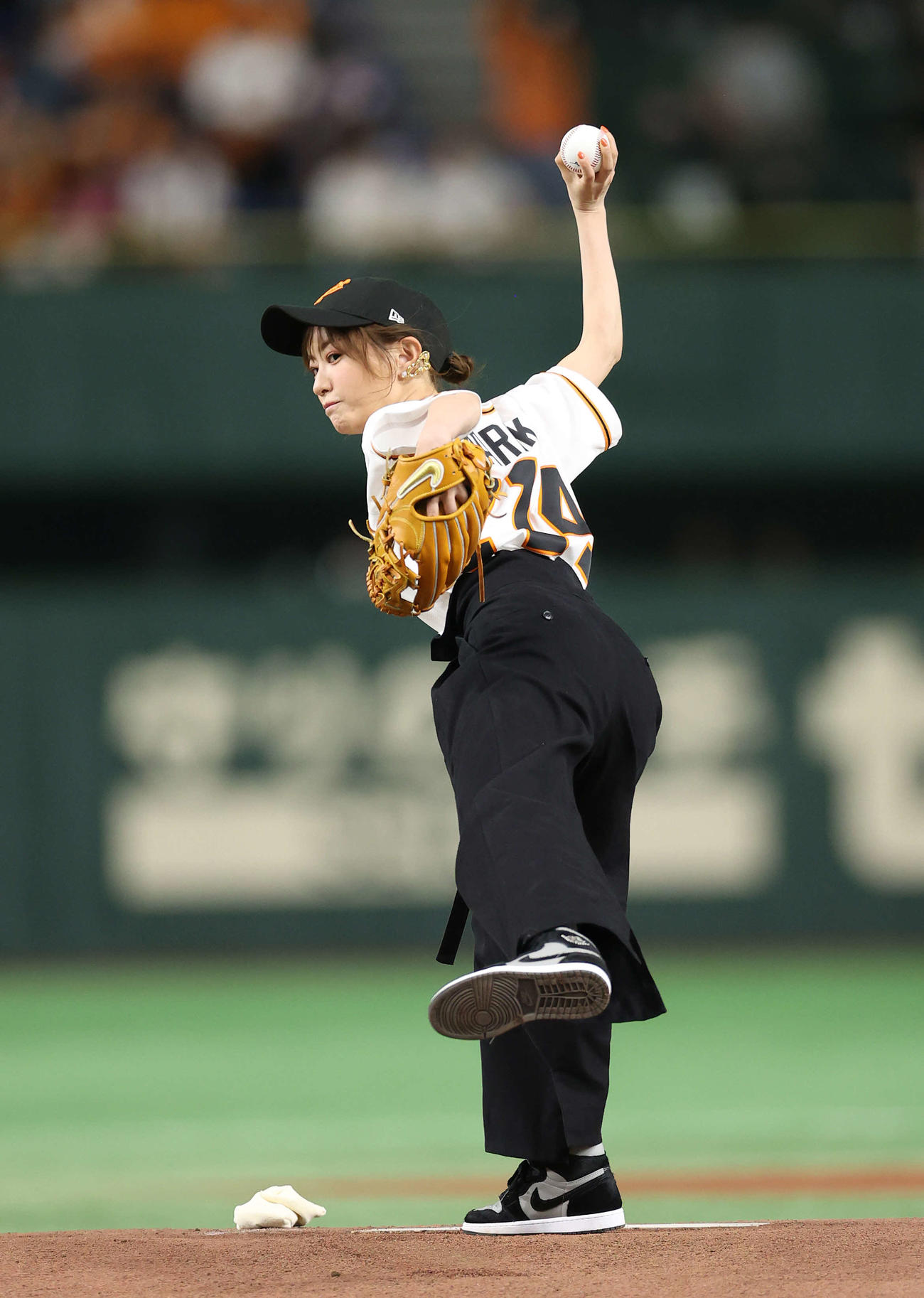 巨人対日本ハム　試合前、セレモニアルピッチをアンダースローで行う松本まりか（撮影・河野匠）