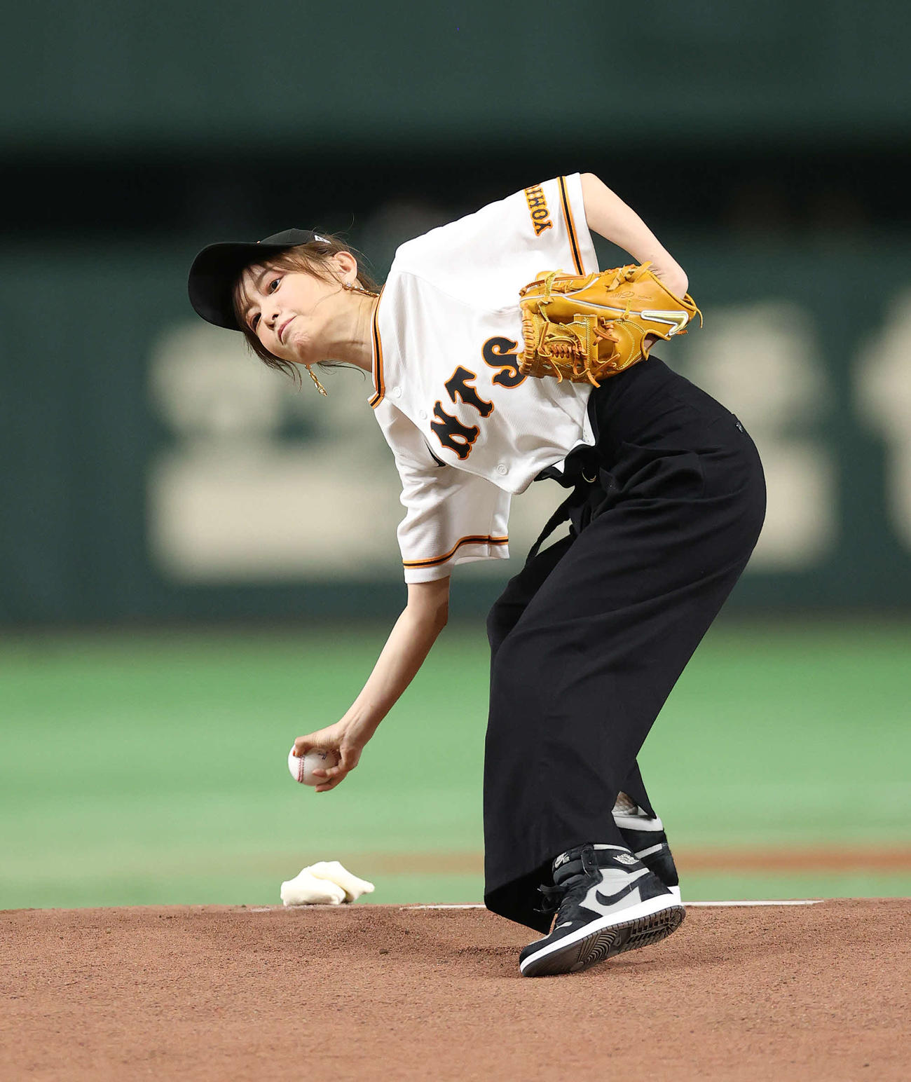 巨人対日本ハム　試合前、セレモニアルピッチをアンダースローで行う松本まりか（撮影・河野匠）