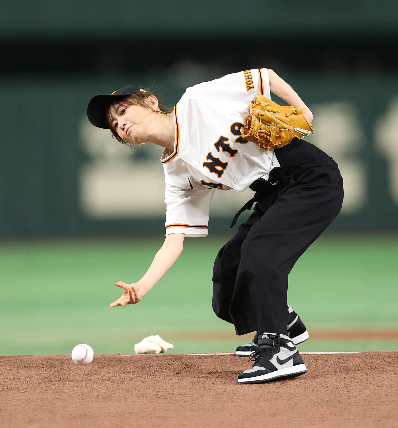 巨人対日本ハム　試合前、セレモニアルピッチをアンダースローで行う松本まりか（撮影・河野匠）