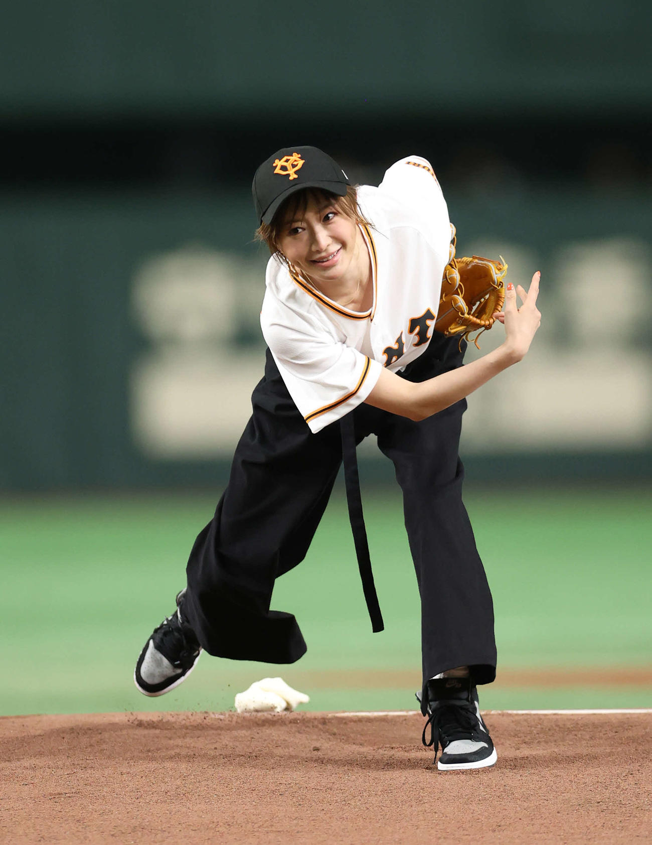 巨人対日本ハム　試合前、セレモニアルピッチをアンダースローで行う松本まりか（撮影・河野匠）