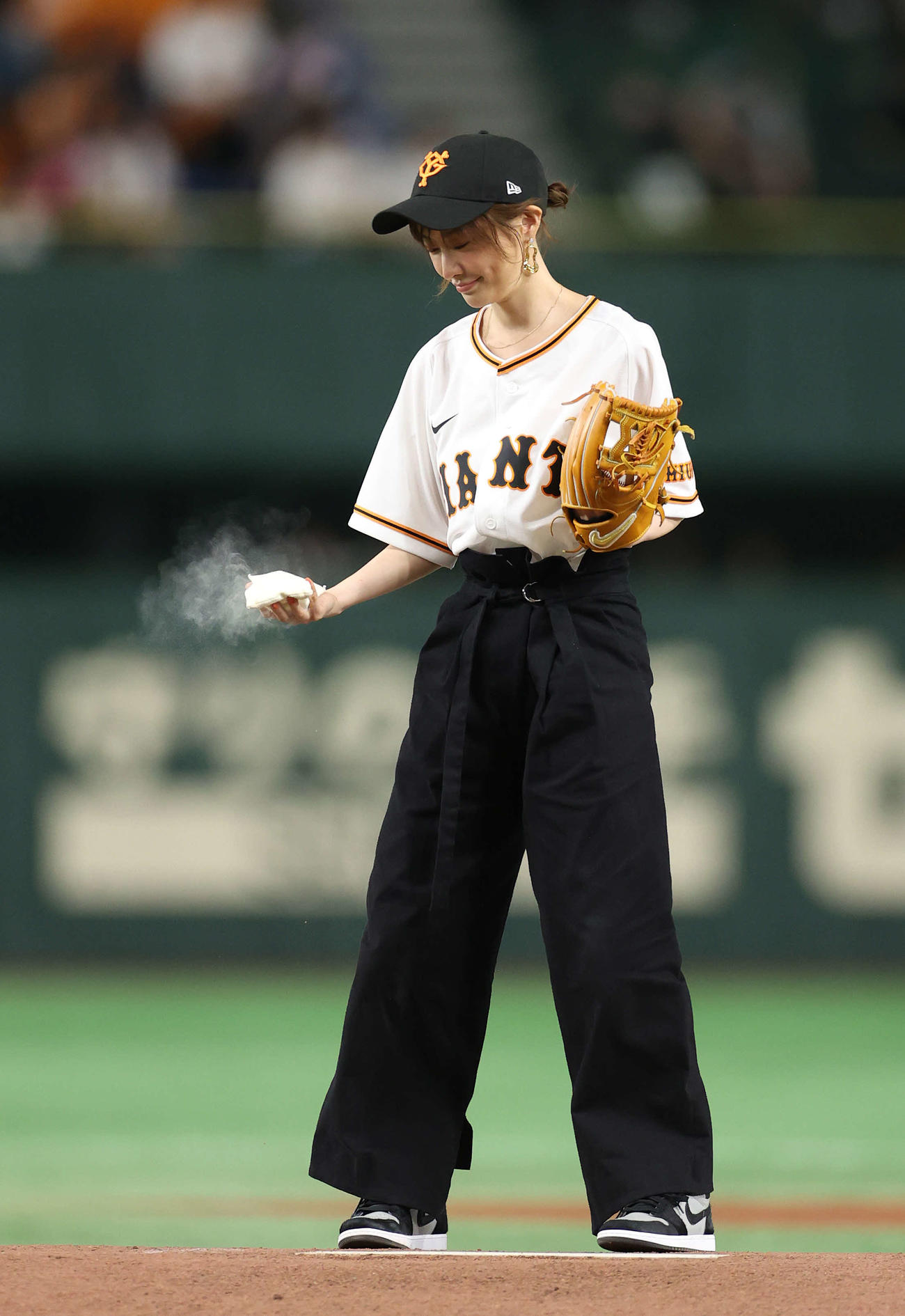 巨人対日本ハム　試合前、セレモニアルピッチを前にロジンを手にする松本まりか（撮影・河野匠）