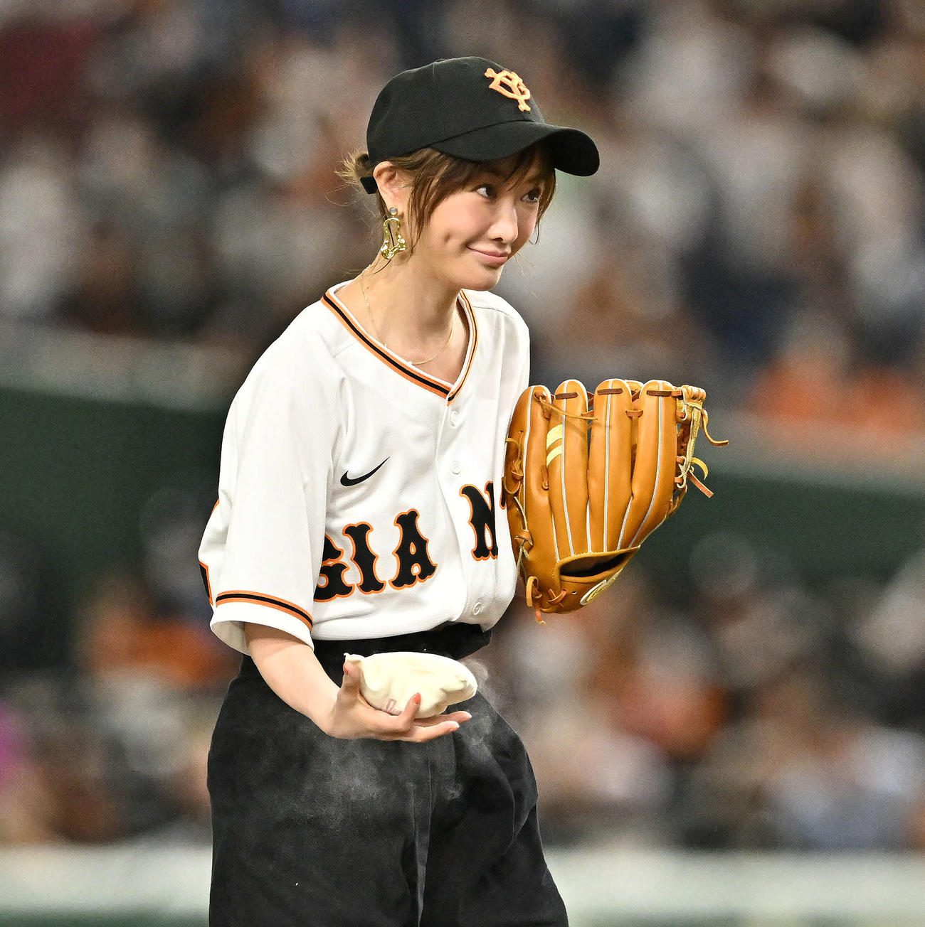 巨人対日本ハム　セレモニアルピッチ臨む松本まりか（撮影・滝沢徹郎）