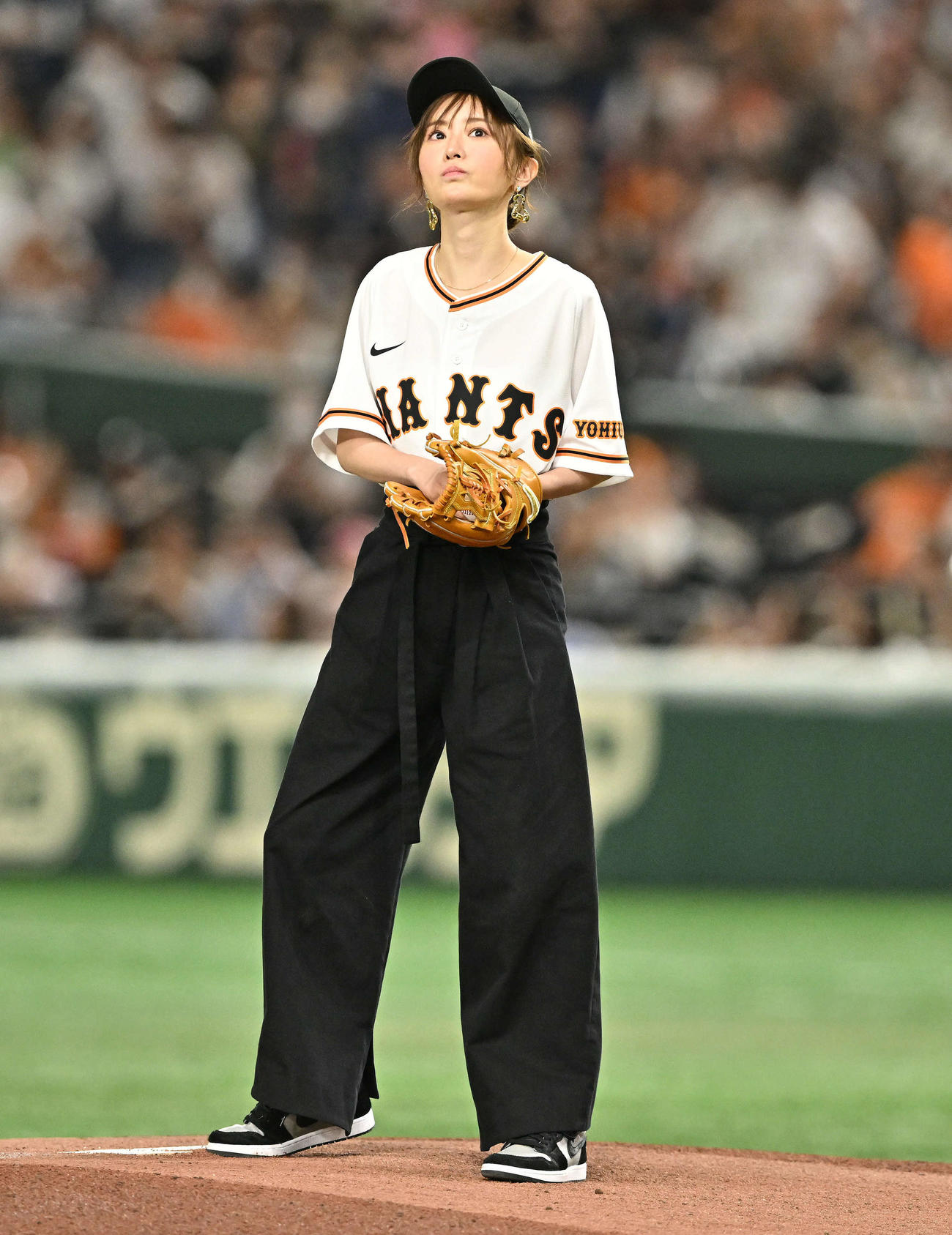 巨人対日本ハム　セレモニアルピッチ臨む松本まりか（撮影・滝沢徹郎）