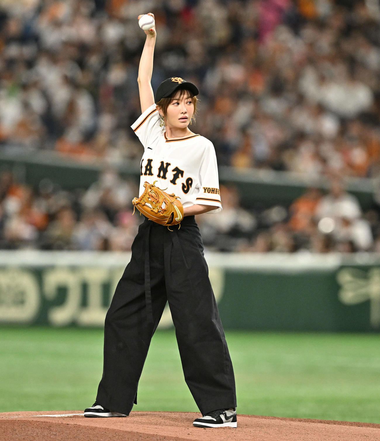 巨人対日本ハム　セレモニアルピッチ臨む松本まりか（撮影・滝沢徹郎）