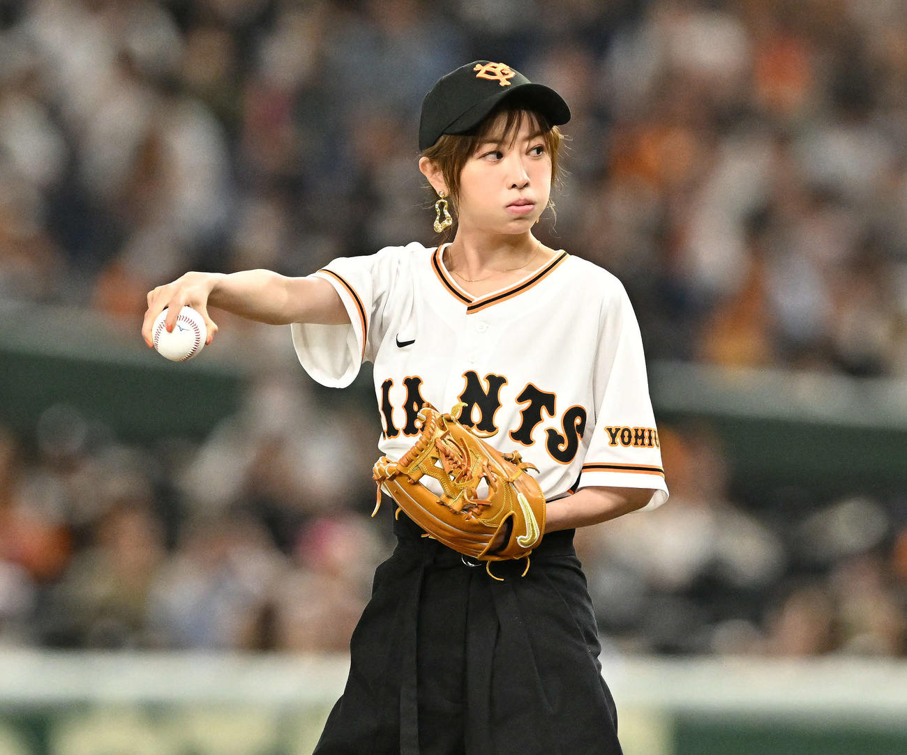 巨人対日本ハム　セレモニアルピッチ臨む松本まりか（撮影・滝沢徹郎）
