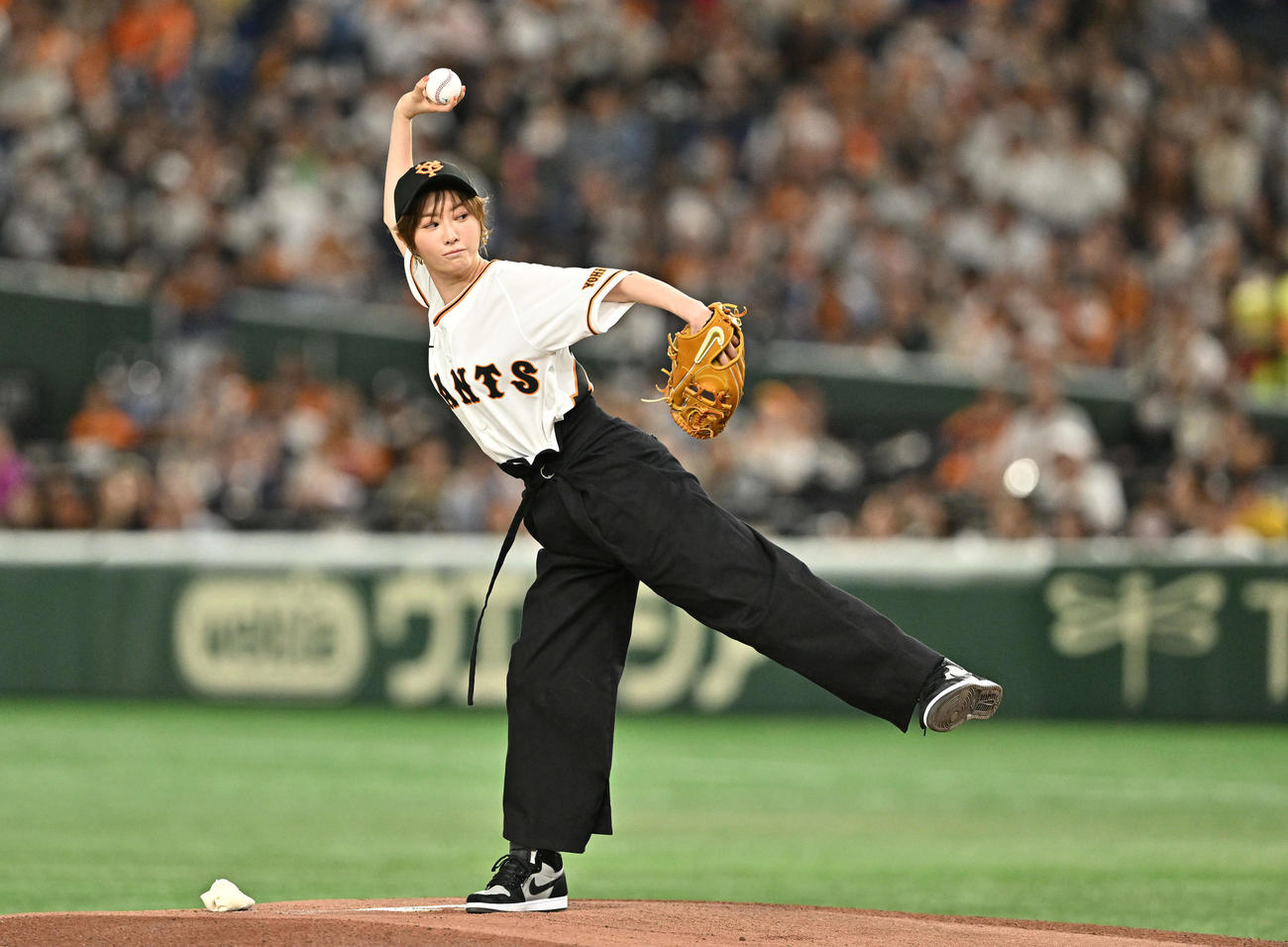 巨人対日本ハム　セレモニアルピッチで投球する松本まりか（撮影・滝沢徹郎）