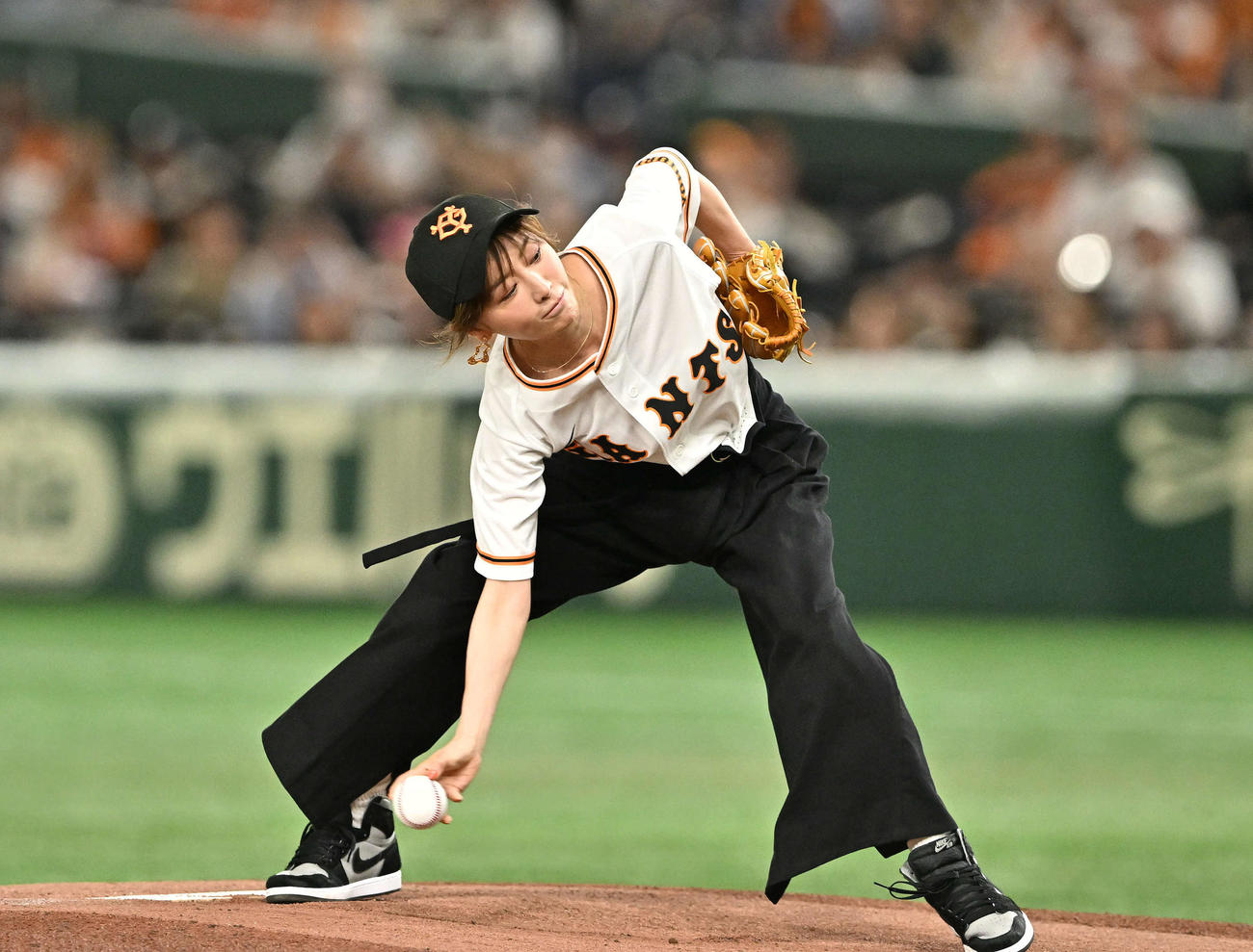 巨人対日本ハム　セレモニアルピッチで投球する松本まりか（撮影・滝沢徹郎）